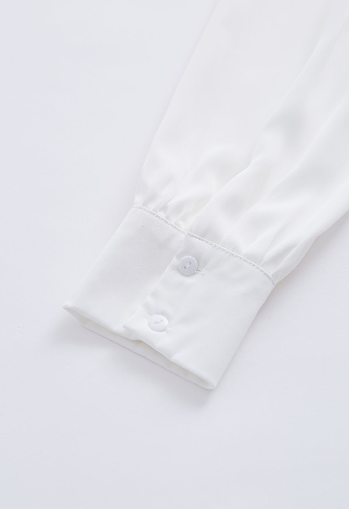 Camicia bianca con nodo di perle con finitura satinata