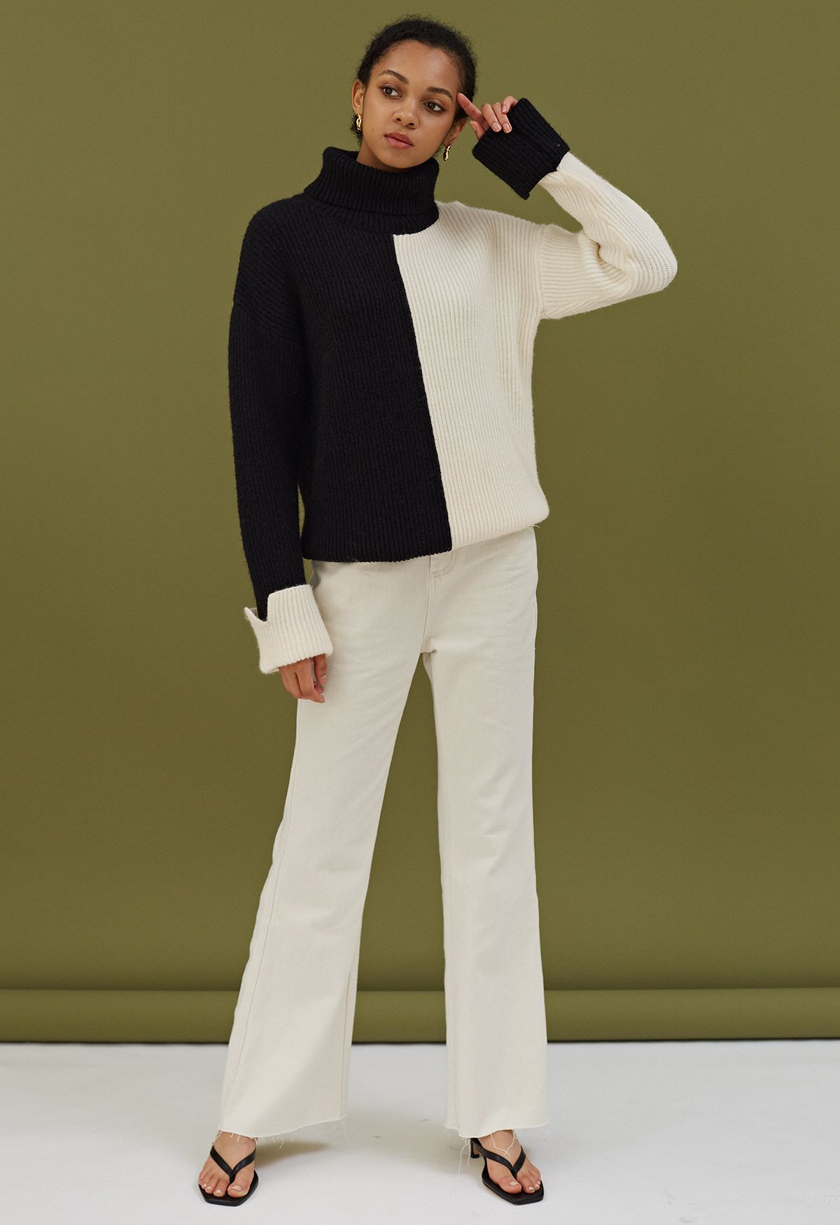 Maglione a collo alto in maglia grossa bicolore con risvolto sul retro