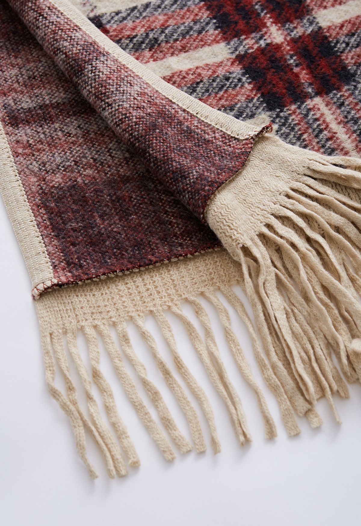 Poncho in misto lana scozzese con cappuccio e frange in pelliccia sintetica color cammello