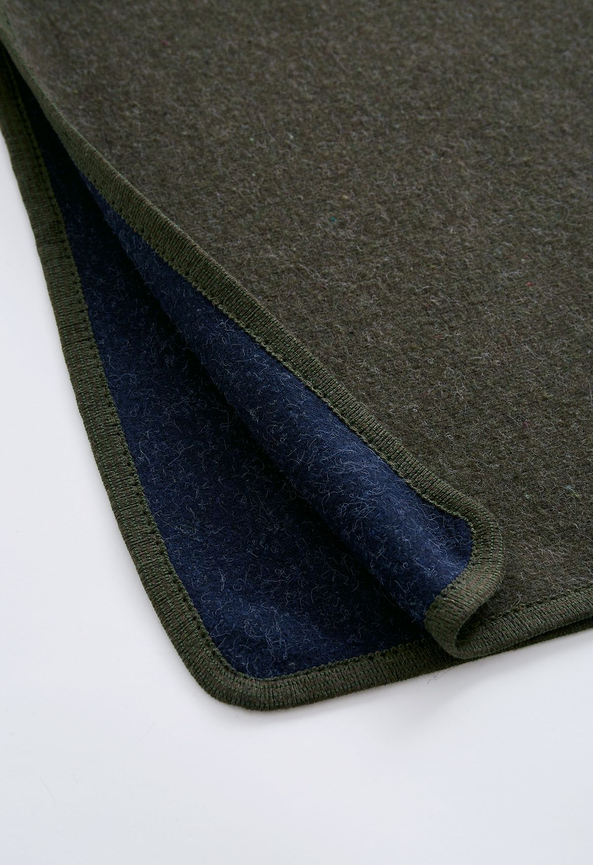 Poncho con cappuccio in pelliccia sintetica in misto lana verde scuro