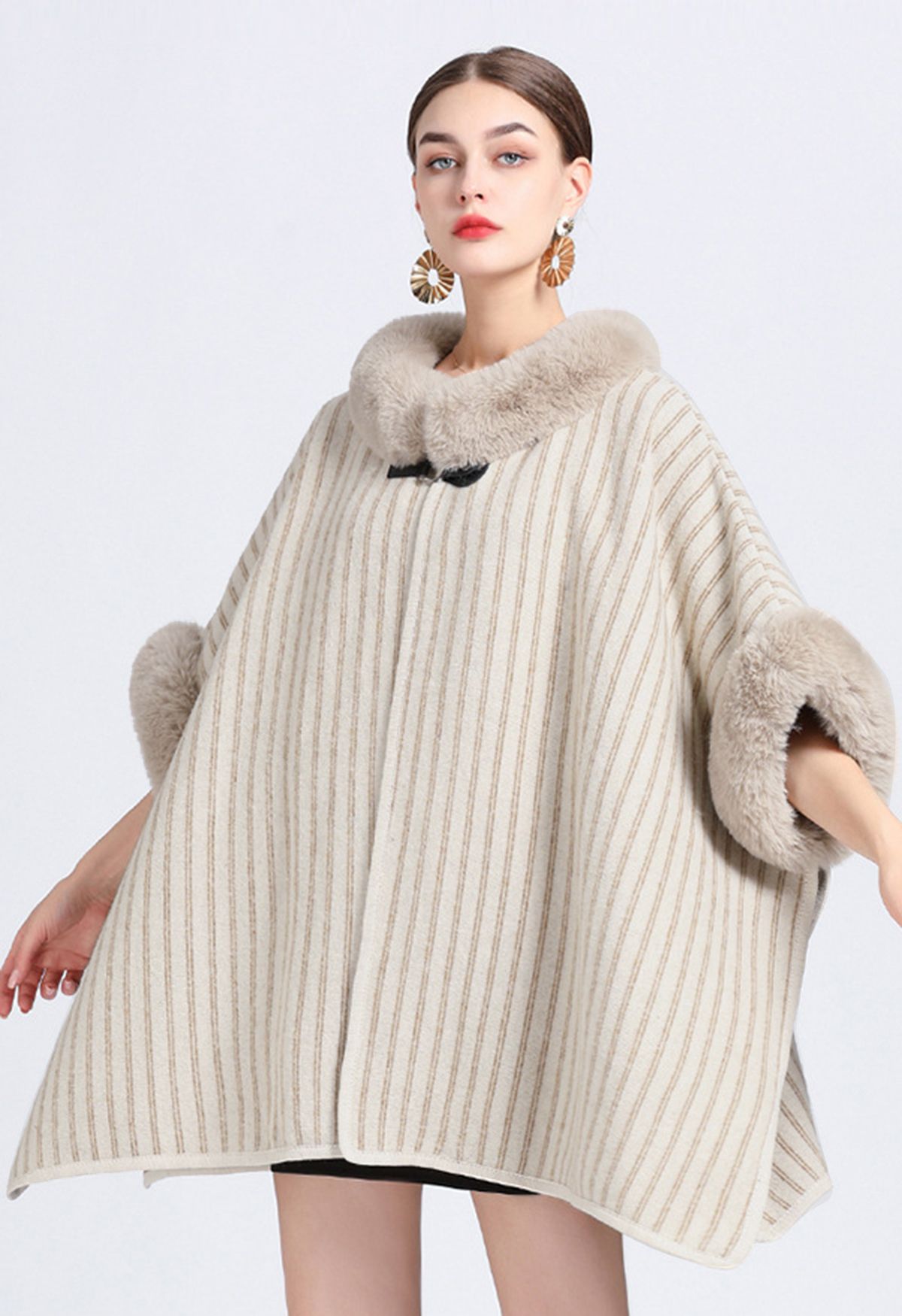 Poncho in pelliccia sintetica in misto lana a righe verticali