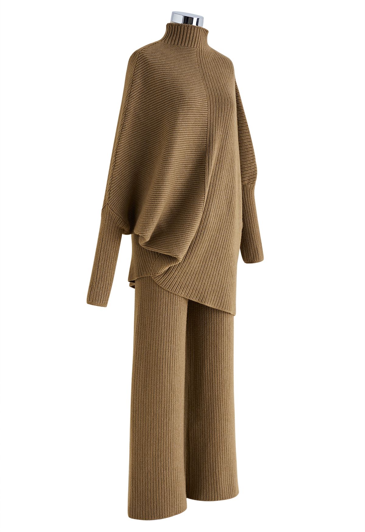 Maglia asimmetrica con maniche a pipistrello e pantaloni in maglia color caramello