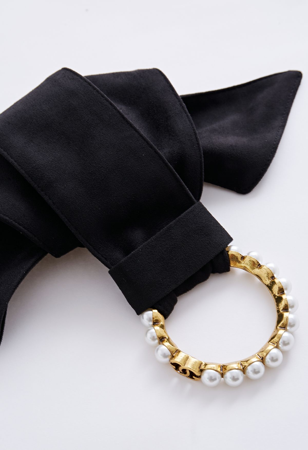 Cintura in velluto nero con O-ring con finiture in perle