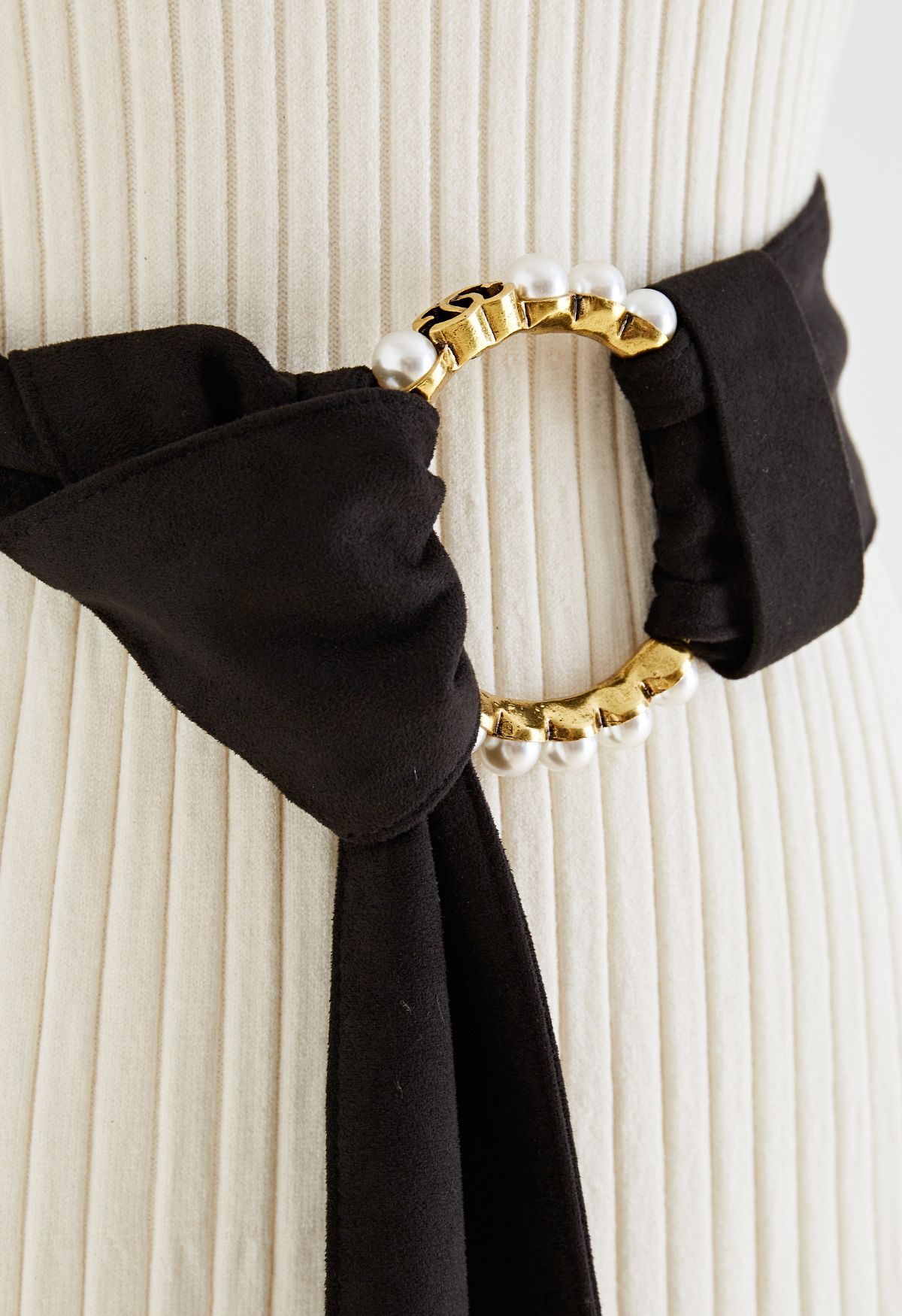 Cintura in velluto nero con O-ring con finiture in perle