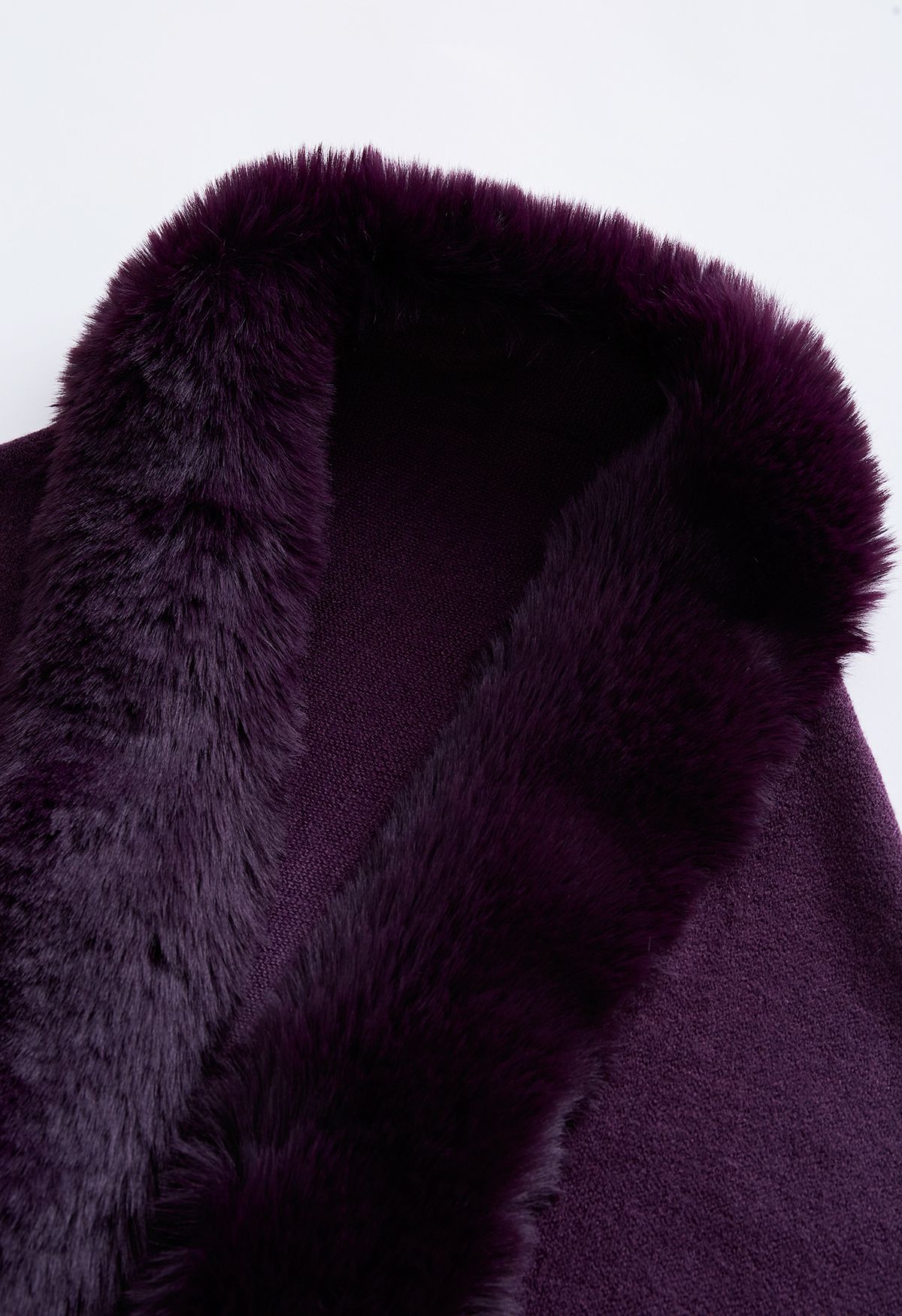 Poncho lavorato a maglia con bordo in pelliccia sintetica viola tie-dye