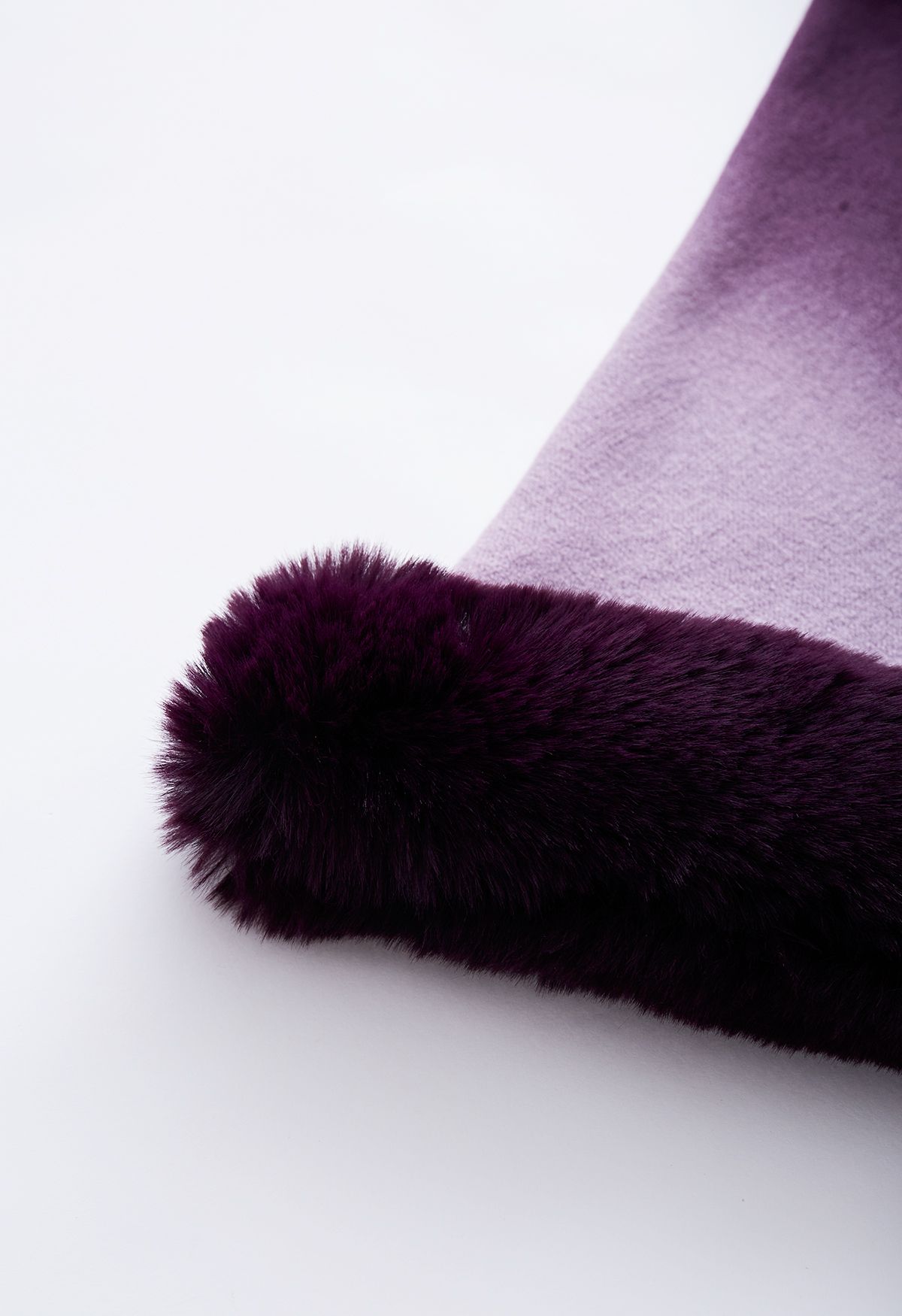 Poncho lavorato a maglia con bordo in pelliccia sintetica viola tie-dye