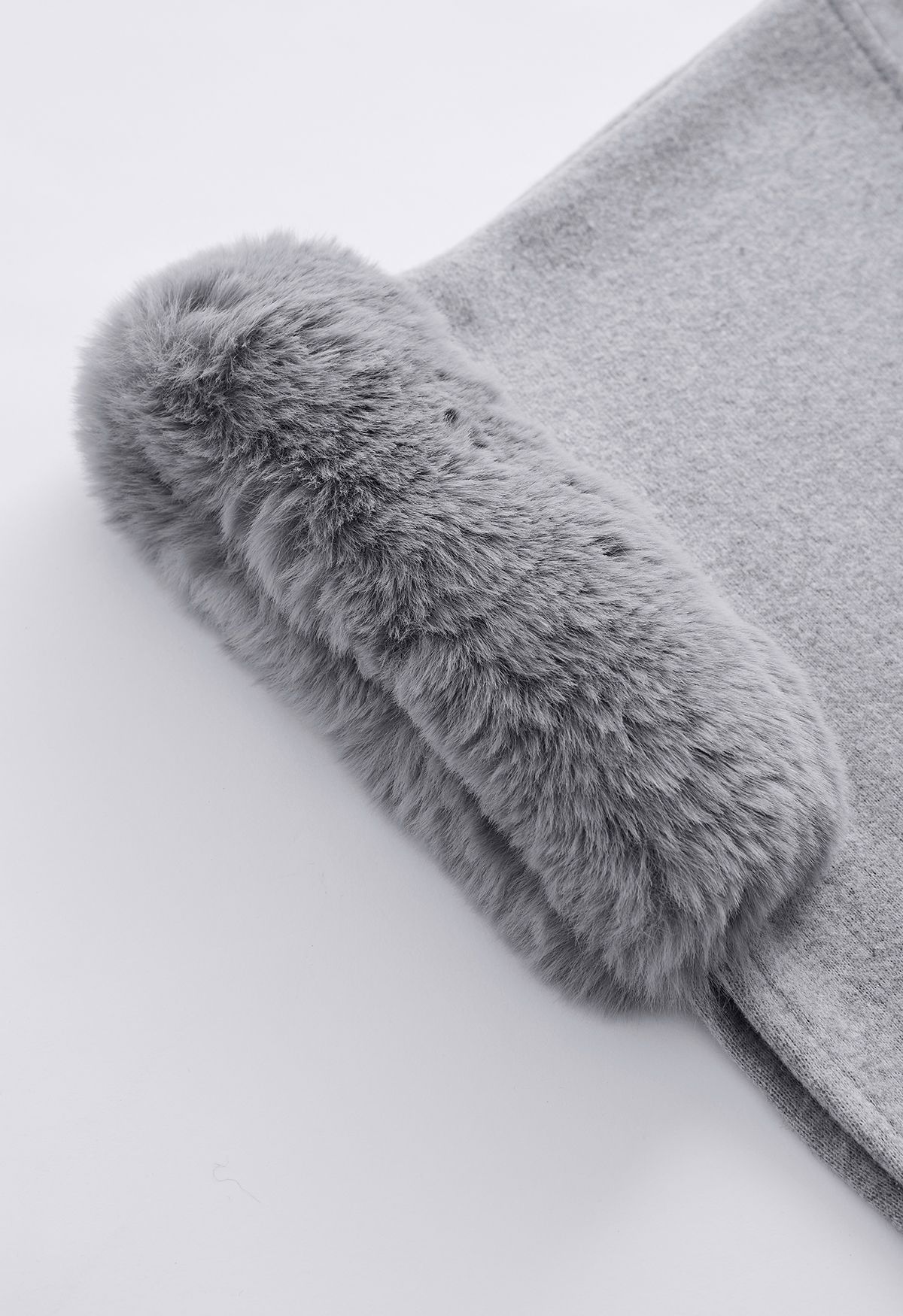 Poncho in pelliccia sintetica con fiocco da annodare in grigio