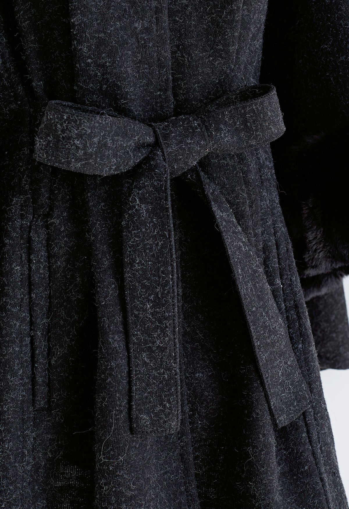 Poncho in pelliccia sintetica con fiocco da annodare in nero