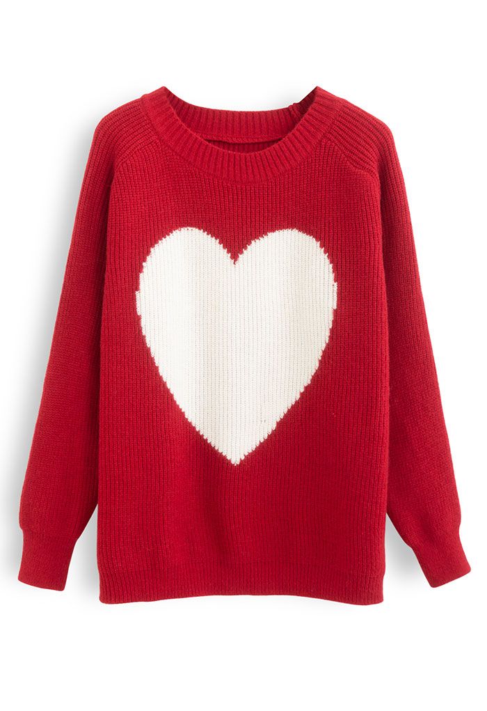 Maglione oversize in maglia a costine con un cuore rosso