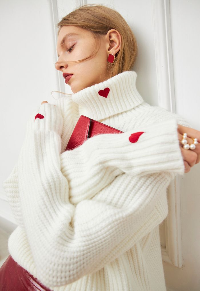 Maglione corto a collo alto con cuore rosso ricamato in bianco