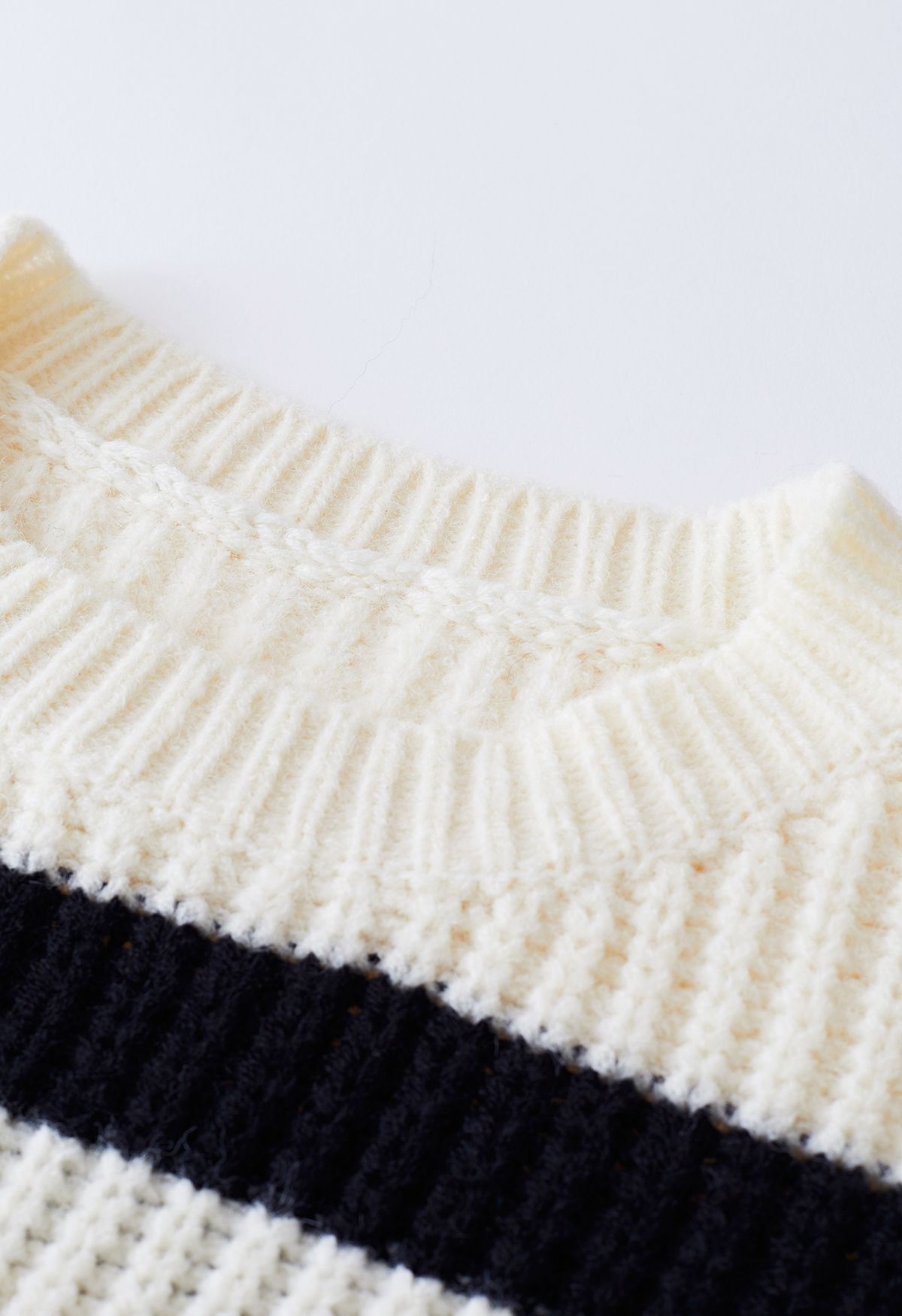 Maglione in maglia a righe con sciarpa staccabile in avorio