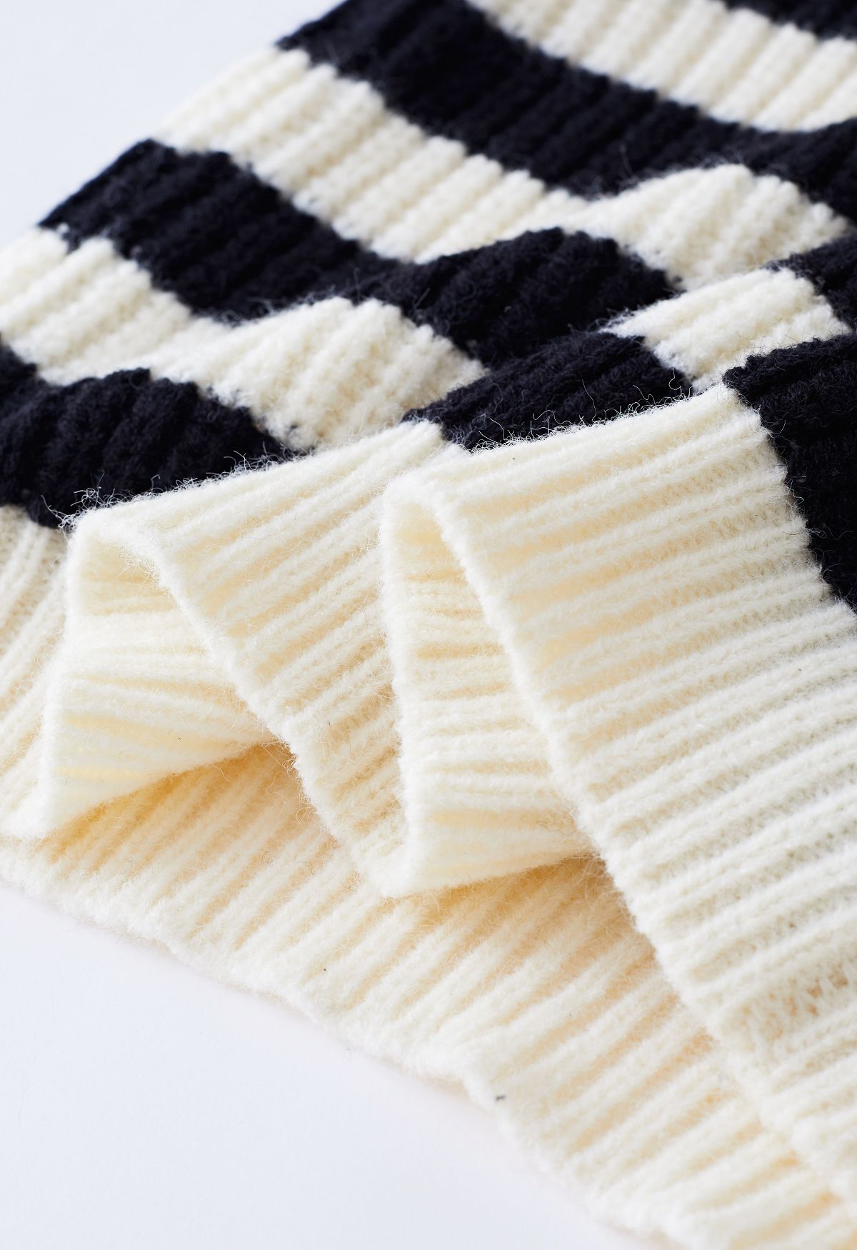 Maglione in maglia a righe con sciarpa staccabile in avorio