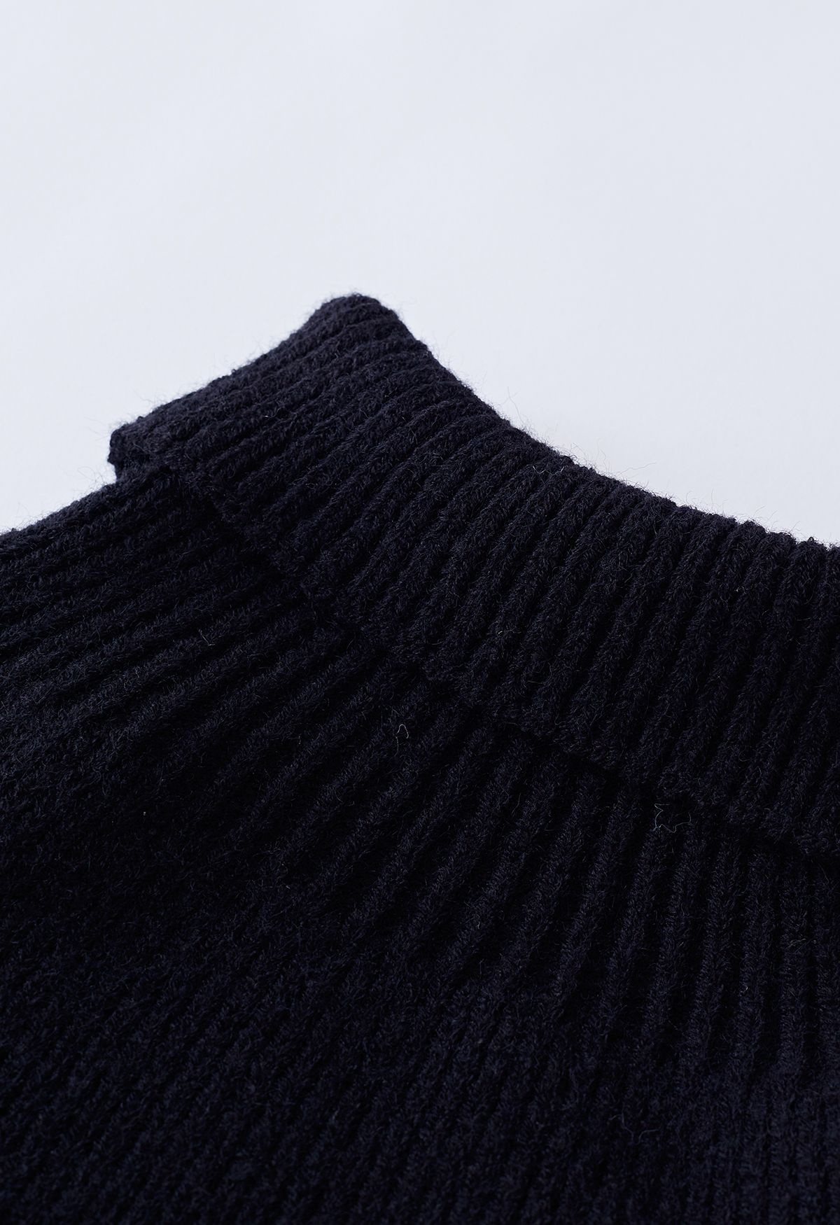 Maglione in maglia a righe con sciarpa staccabile in nero