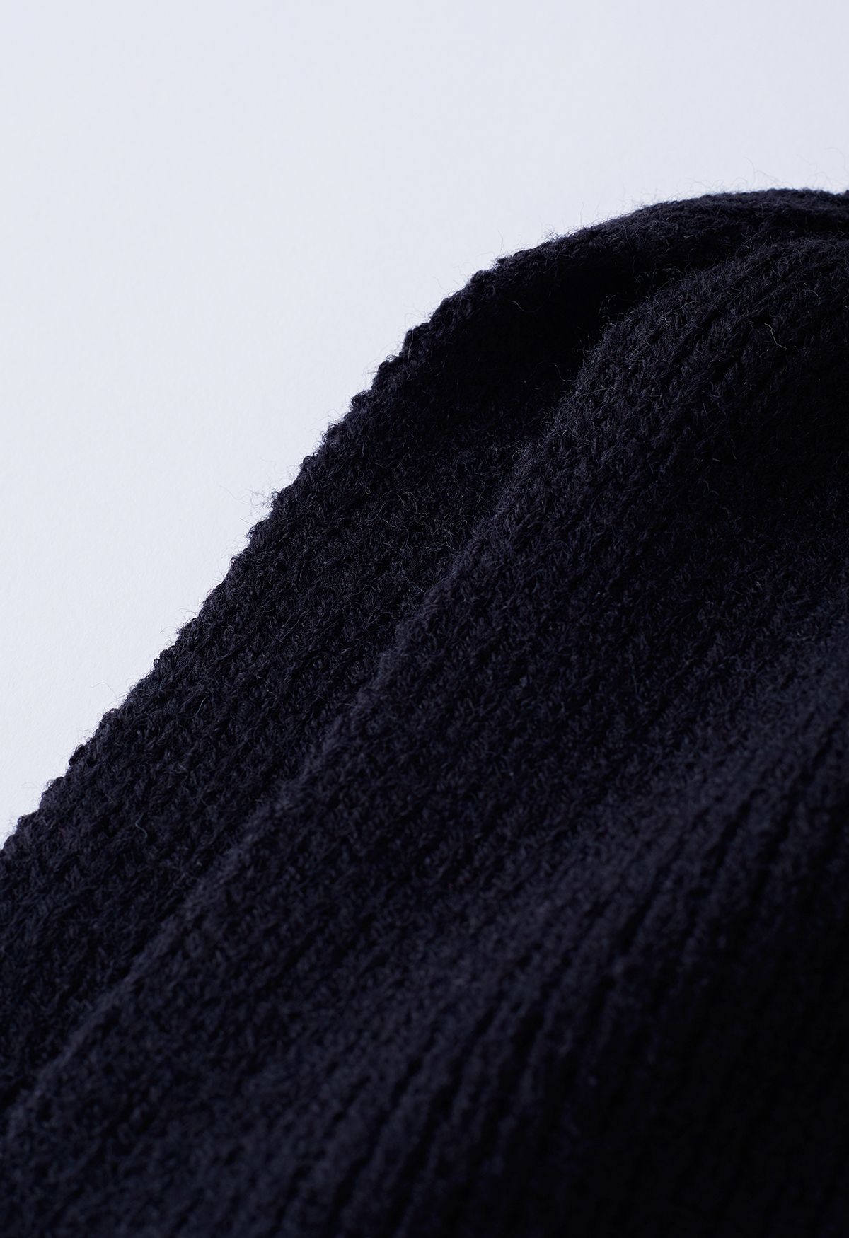 Maglione in maglia a righe con sciarpa staccabile in nero