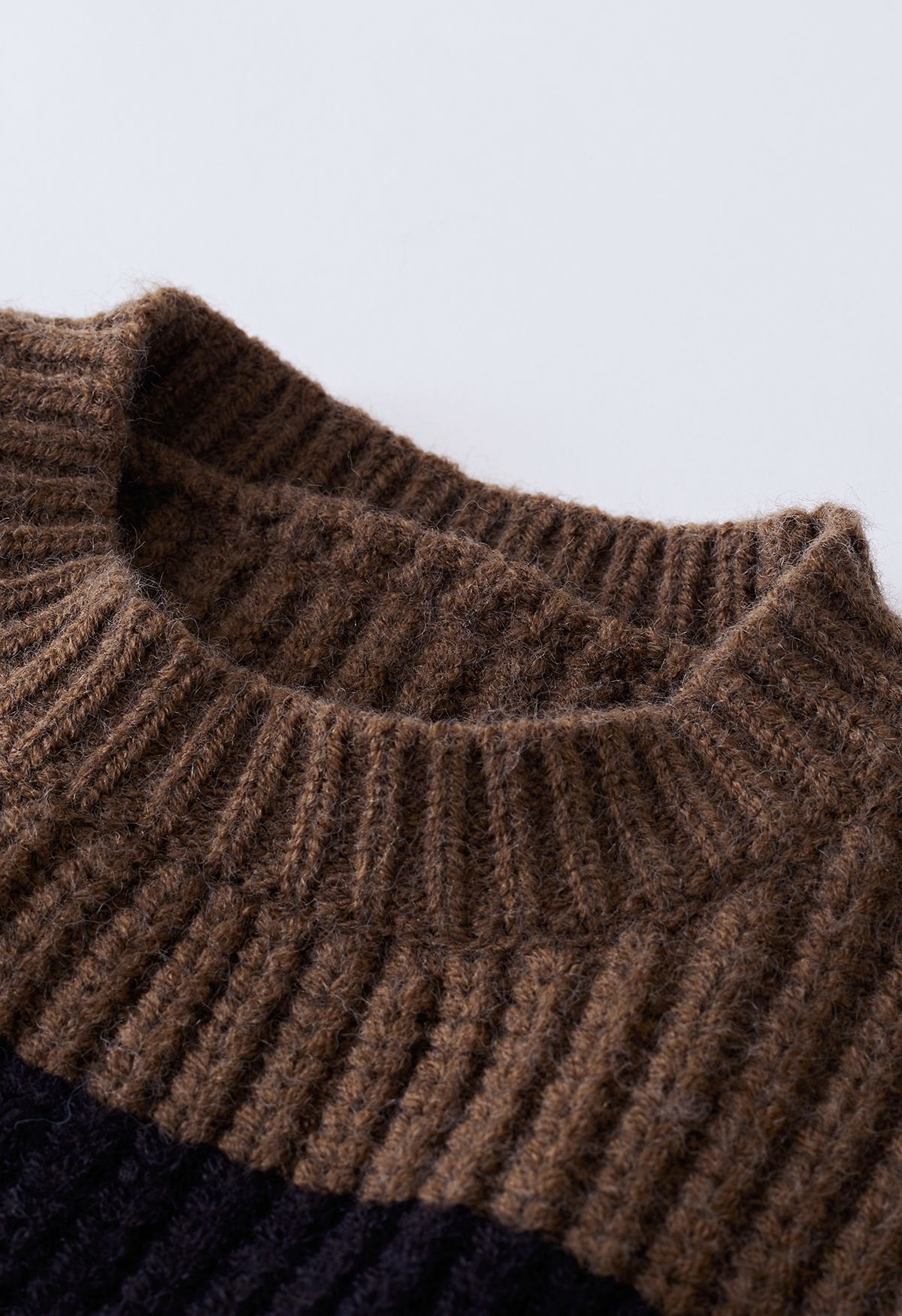 Maglione in maglia a righe con sciarpa staccabile in marrone