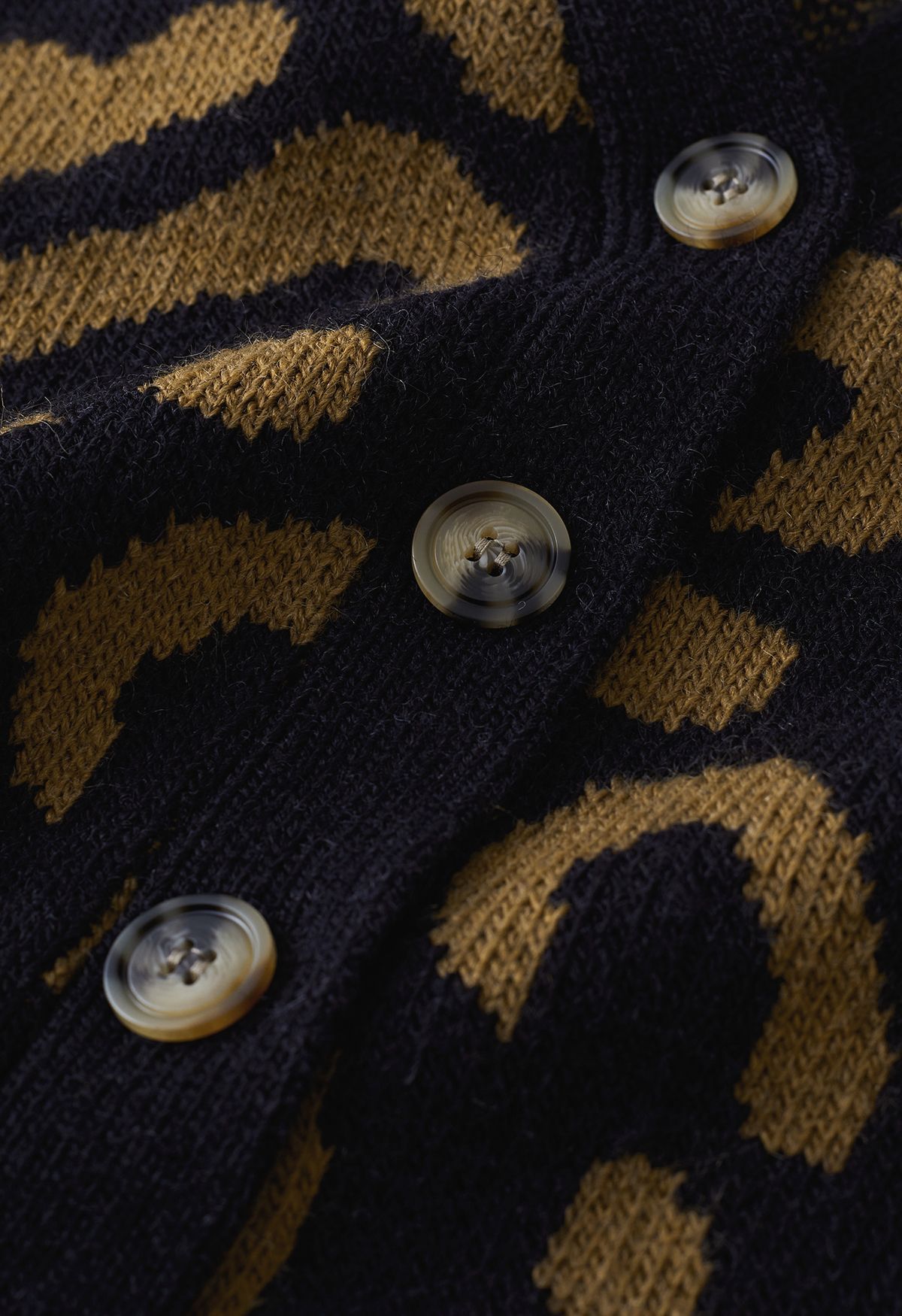 Cardigan in maglia button down con stampa leopardata