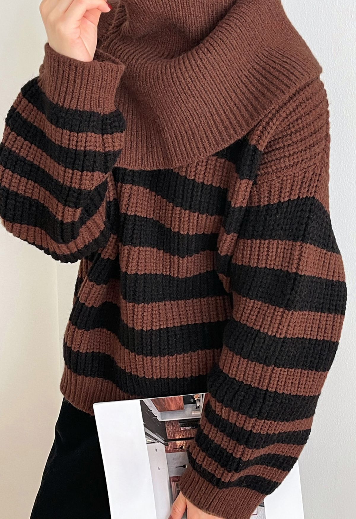 Maglione in maglia a righe con sciarpa staccabile in marrone