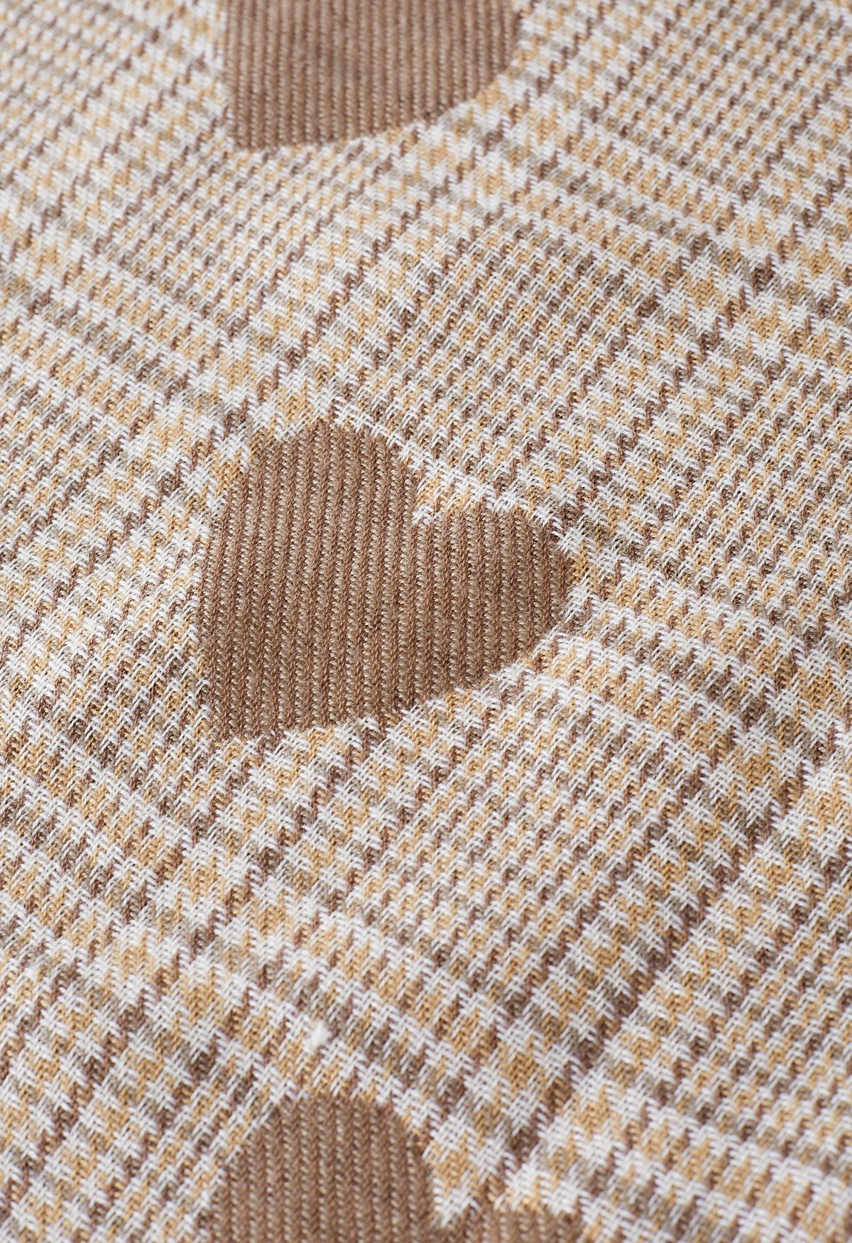 Sciarpa con bordo nappa a quadri a forma di cuore color cammello