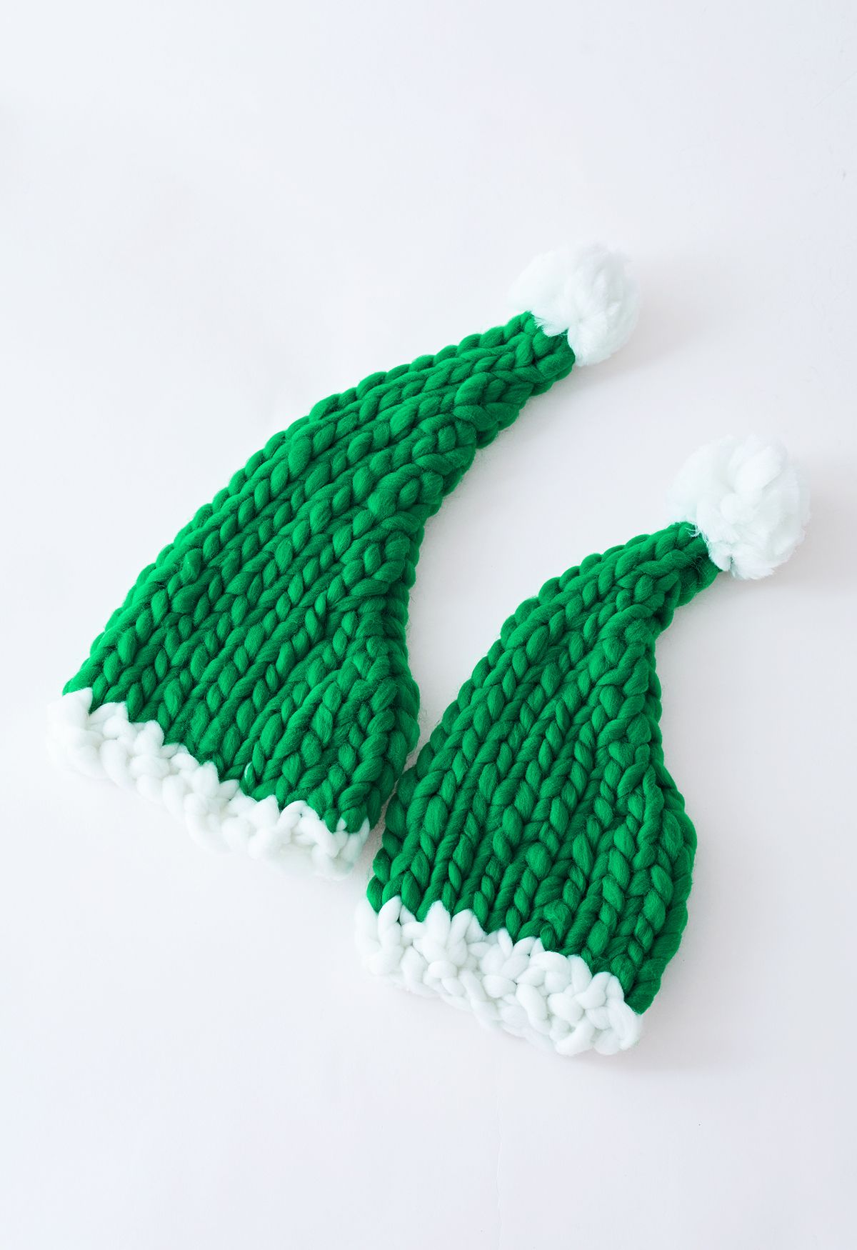 Cappello di Natale con pon pon intrecciato lavorato a mano in verde