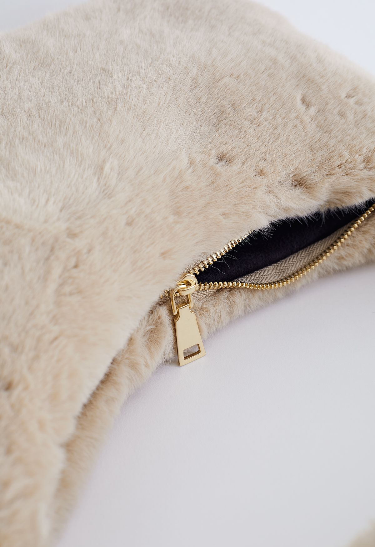Borsa a spalla fuzzy in pelliccia sintetica color cammello