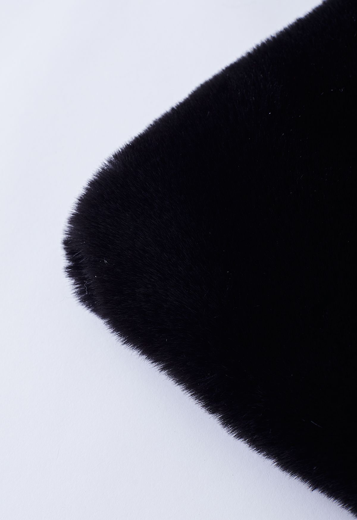 Borsa a tracolla in pelliccia sintetica ultra morbida in nero