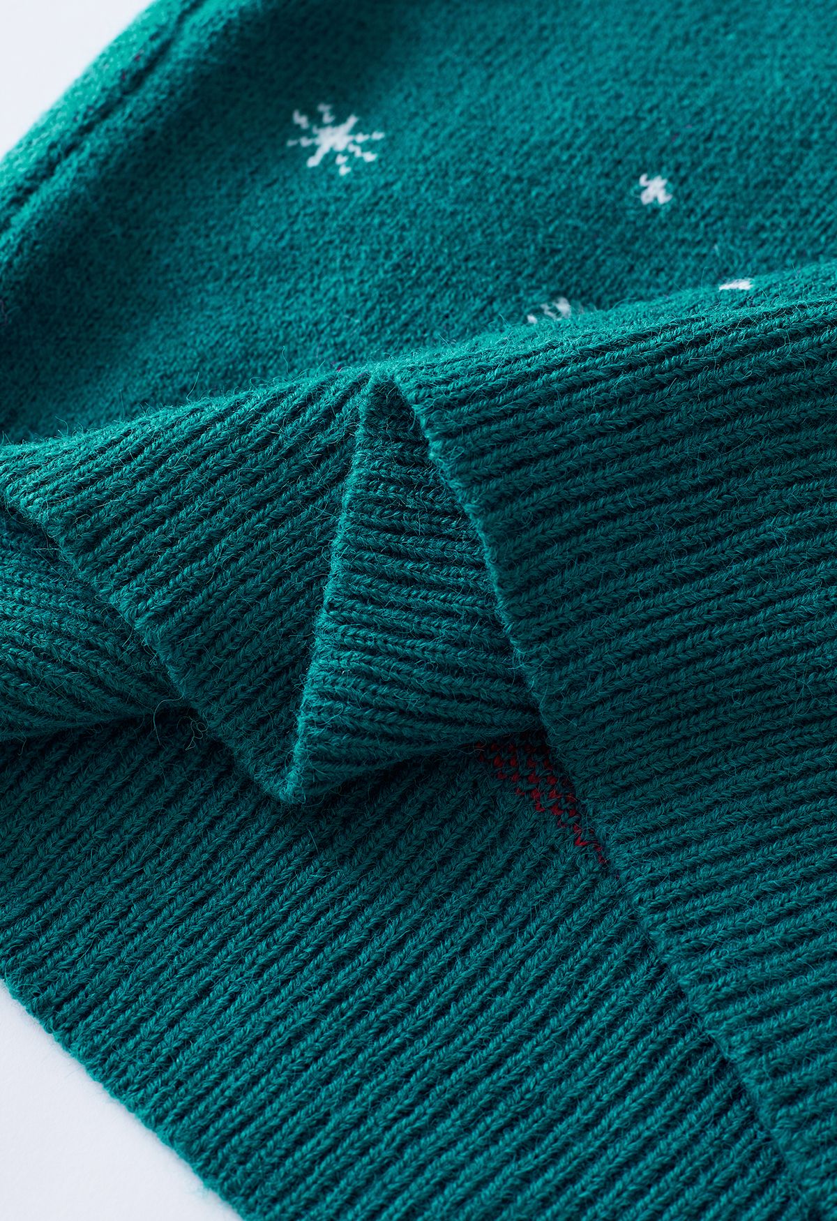 Maglione lavorato a maglia con fiocco di neve della calza di Natale