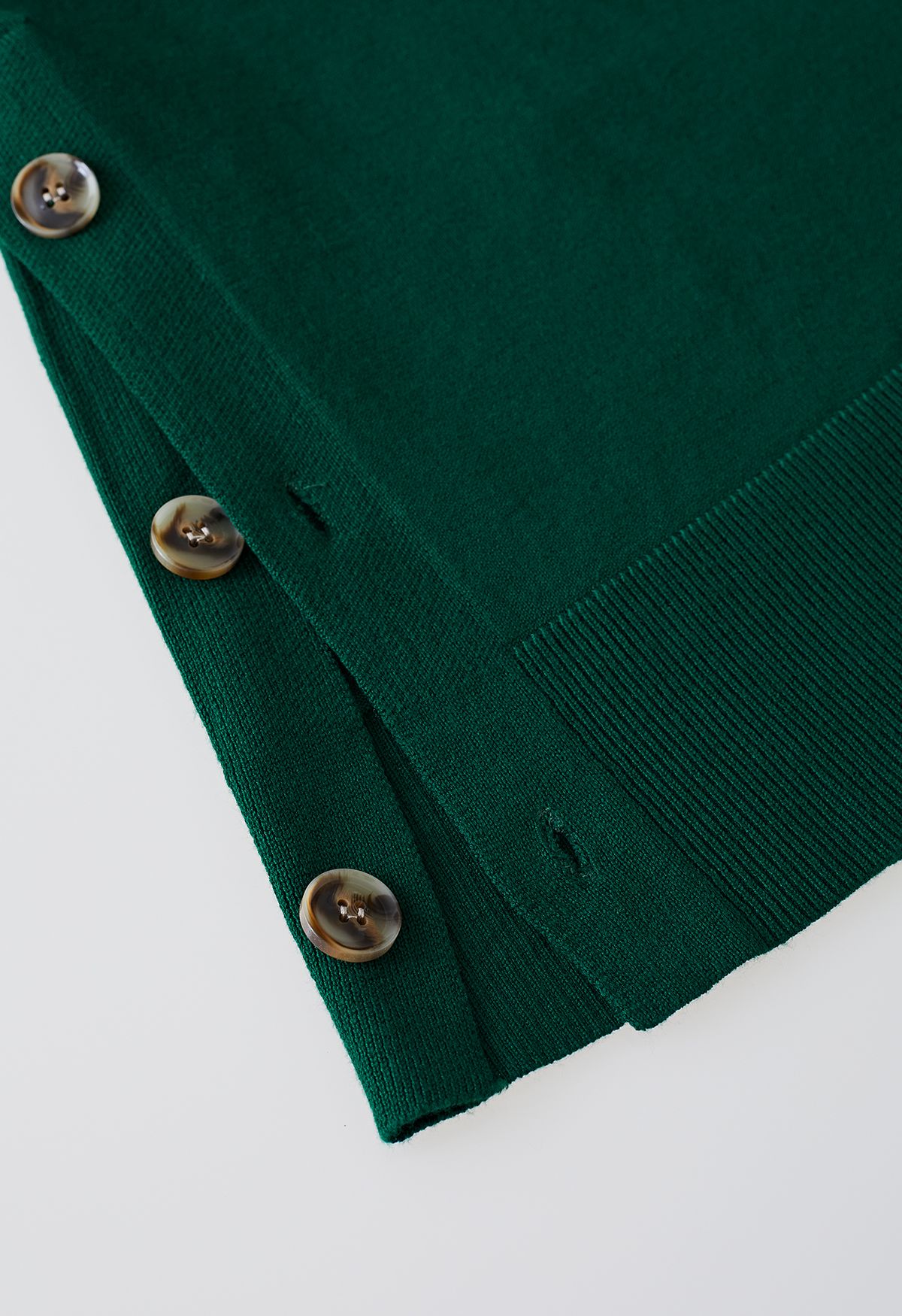 Top in maglia slouchy con bottoni laterali a collo alto in verde scuro