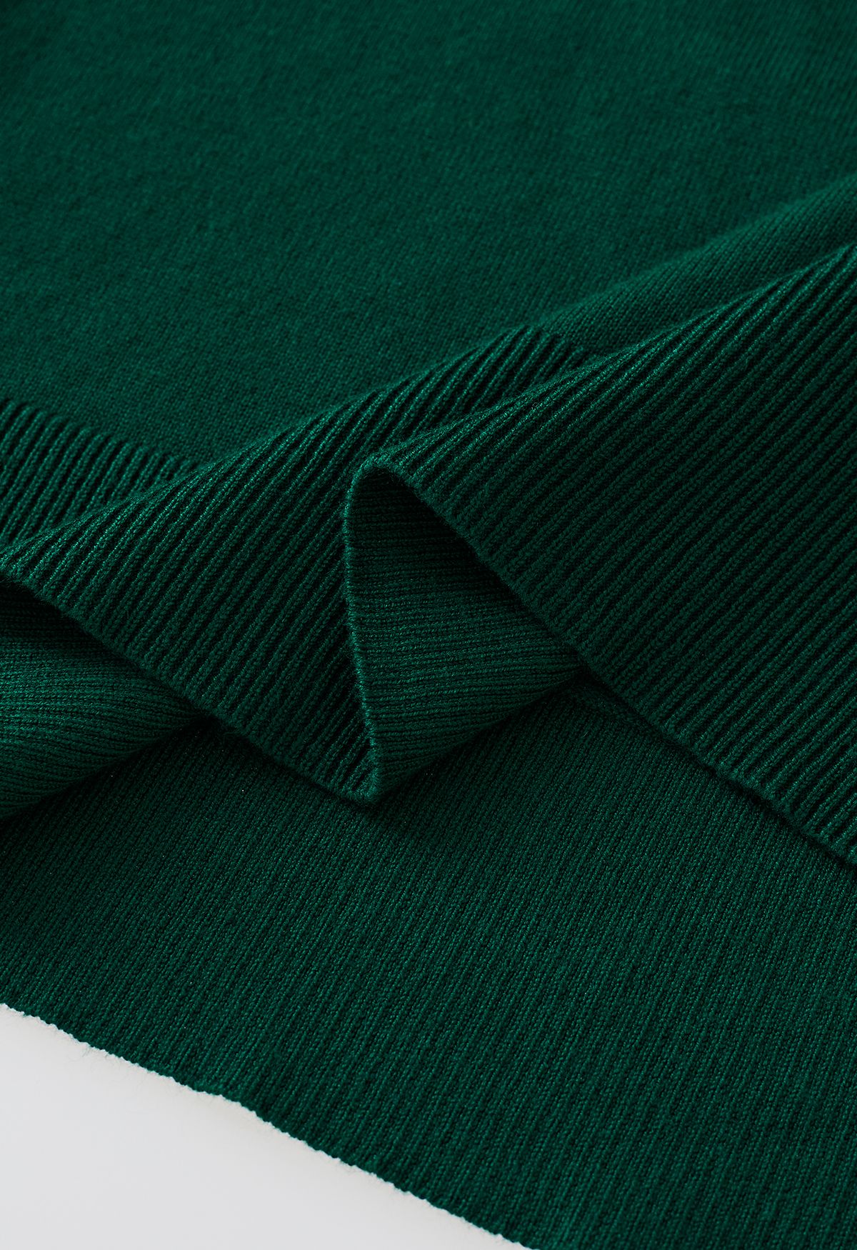 Top in maglia slouchy con bottoni laterali a collo alto in verde scuro