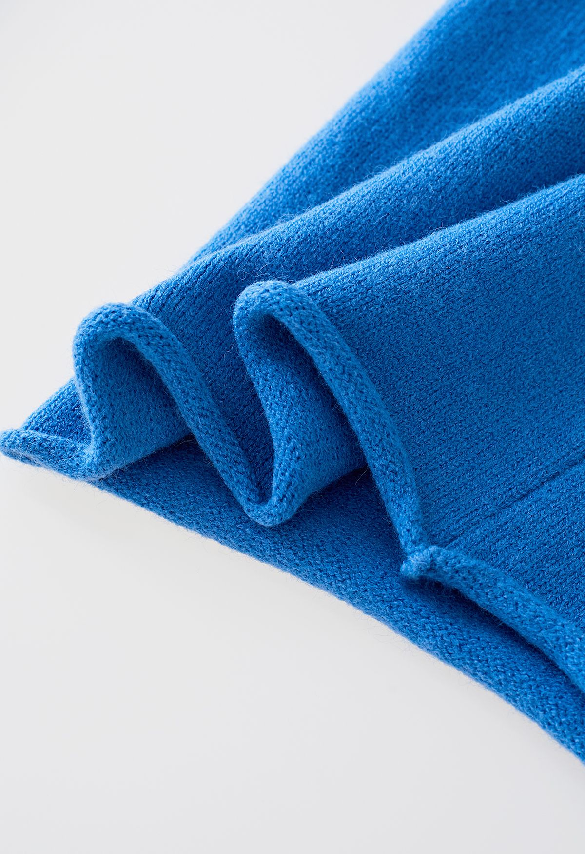 Maglione con polsino abbottonato a collo alto e pantaloni in maglia in blu