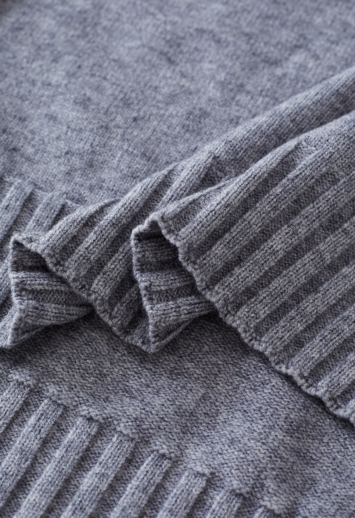 Maglione con polsino abbottonato a collo alto e pantaloni in maglia in grigio