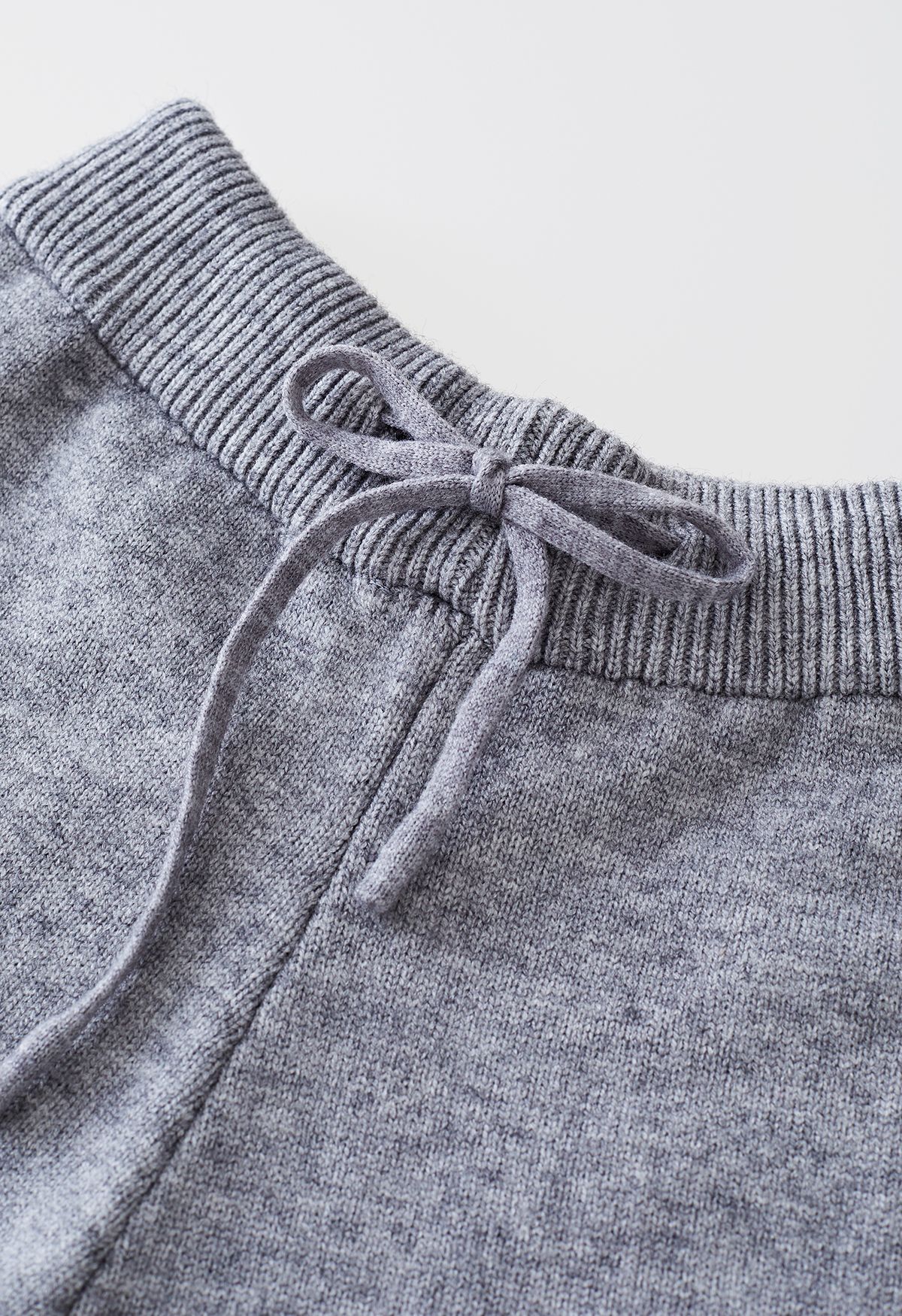 Maglione con polsino abbottonato a collo alto e pantaloni in maglia in grigio