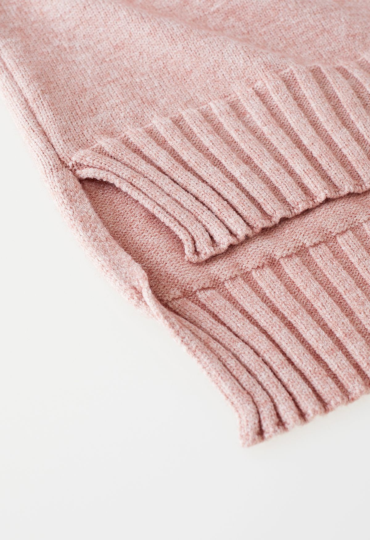 Maglione con polsini abbottonati a collo alto e pantaloni in maglia in rosa