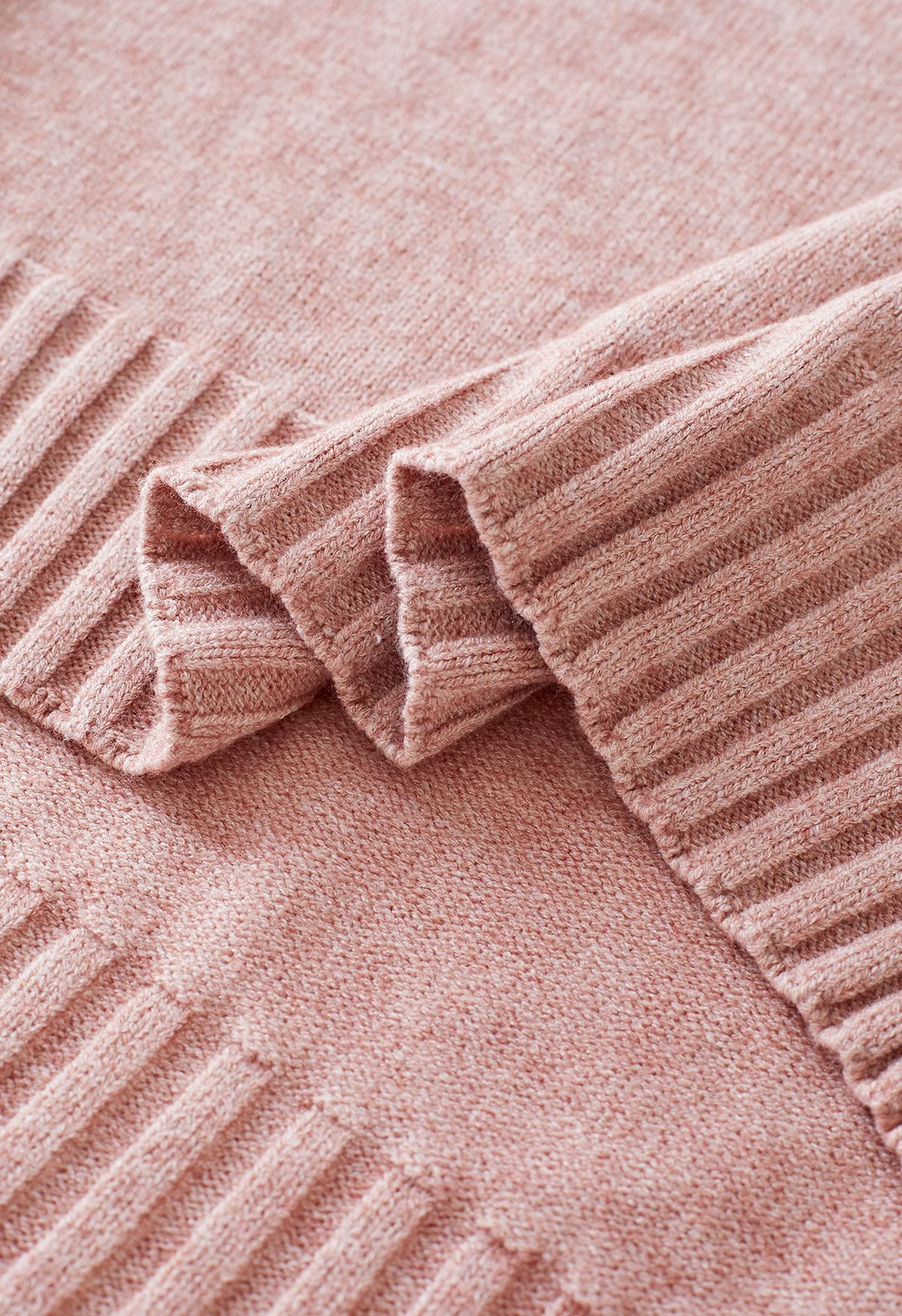 Maglione con polsini abbottonati a collo alto e pantaloni in maglia in rosa