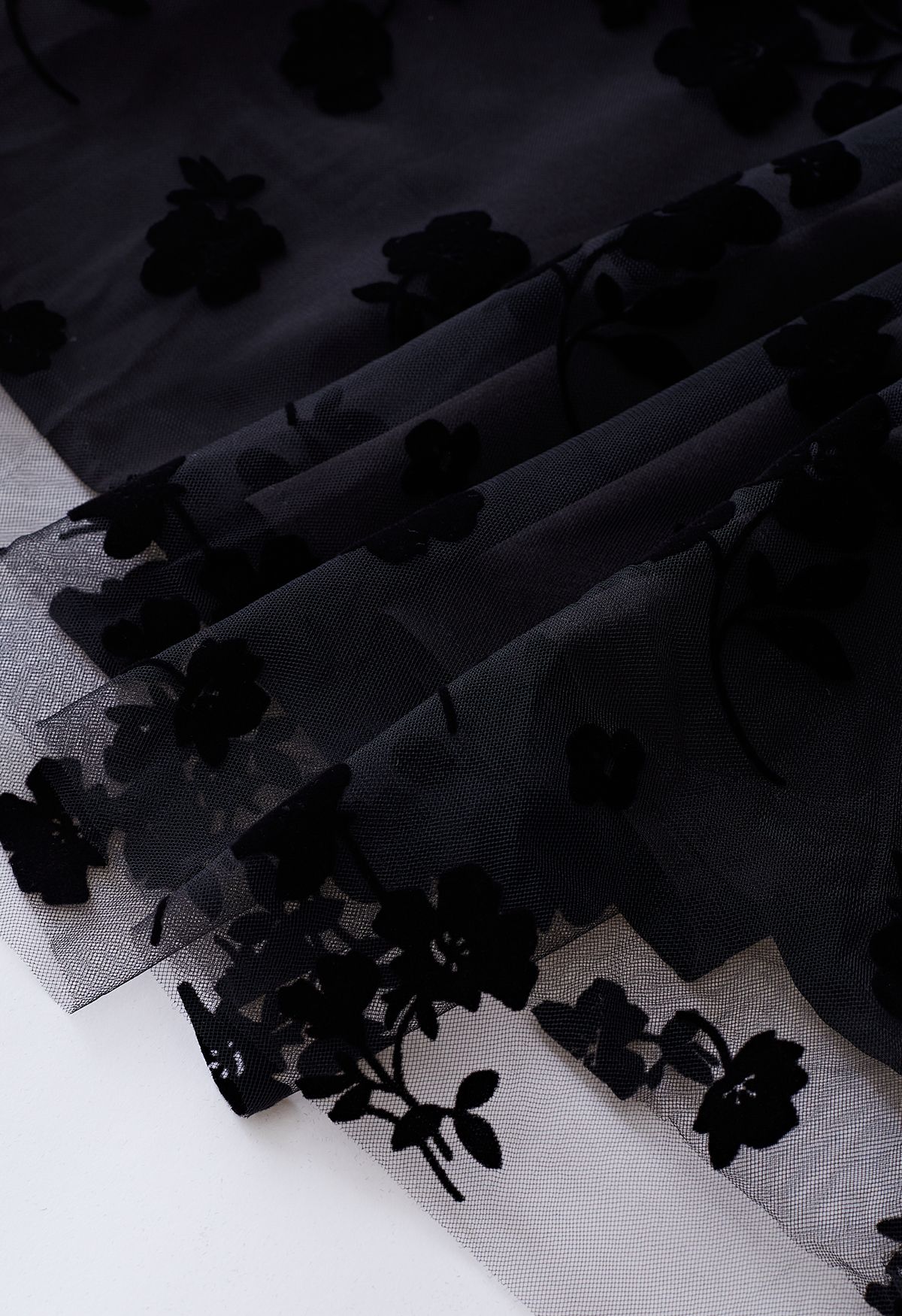 Maxi abito avvolgente in rete a fantasia 3D in nero