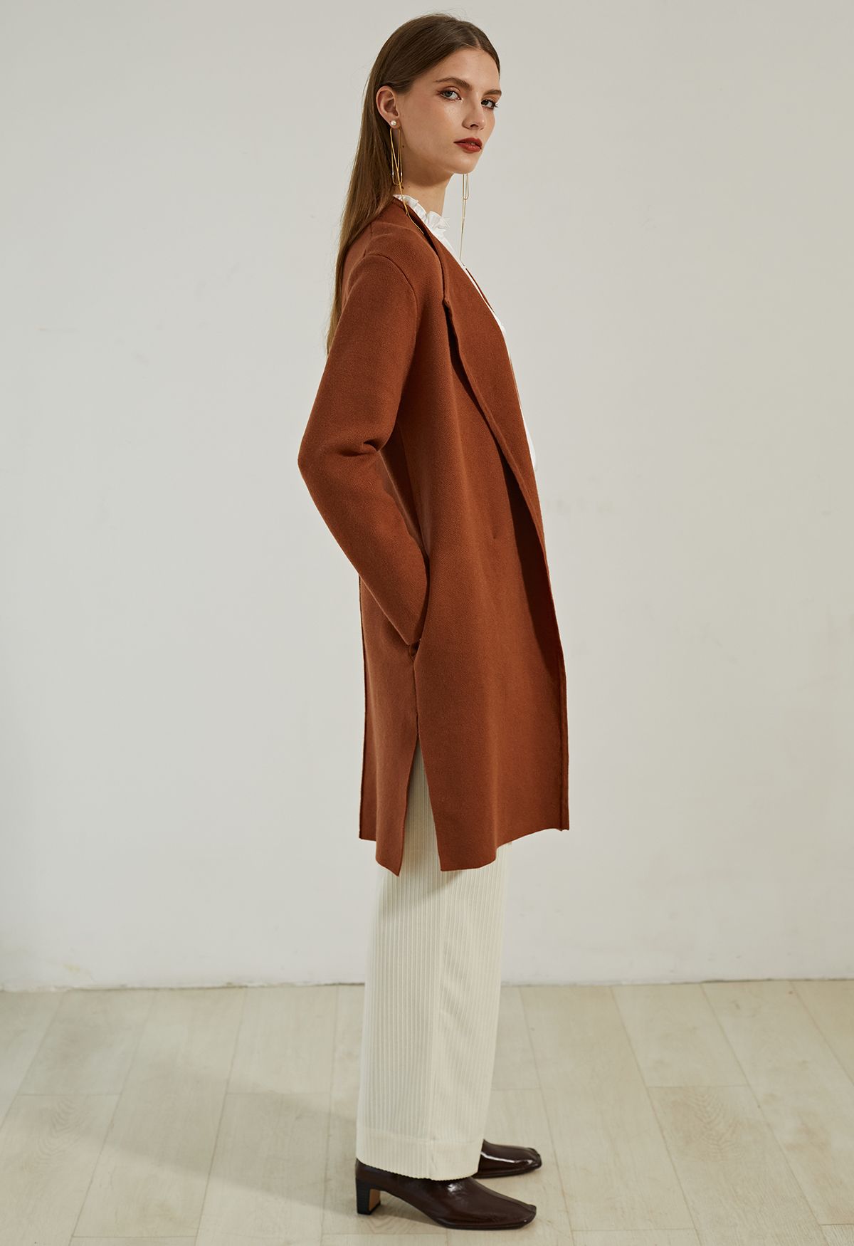 Elegante cappotto in maglia aperto sul davanti color caramello