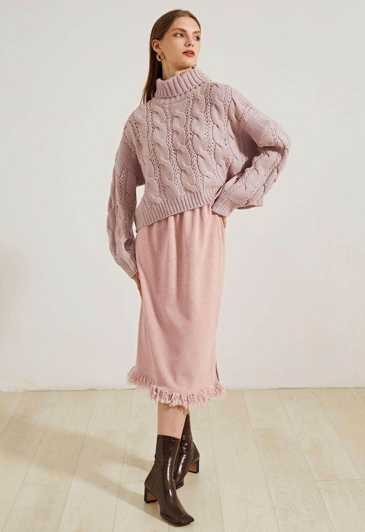Maglione corto in maglia intrecciata a collo alto rosa