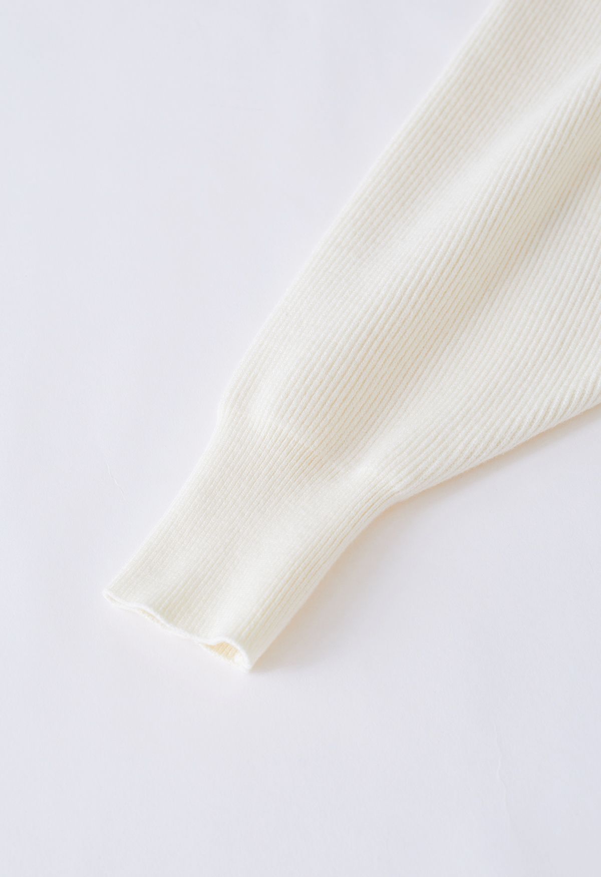 Maglione a coste incrociate e abito senza maniche in maglia color crema
