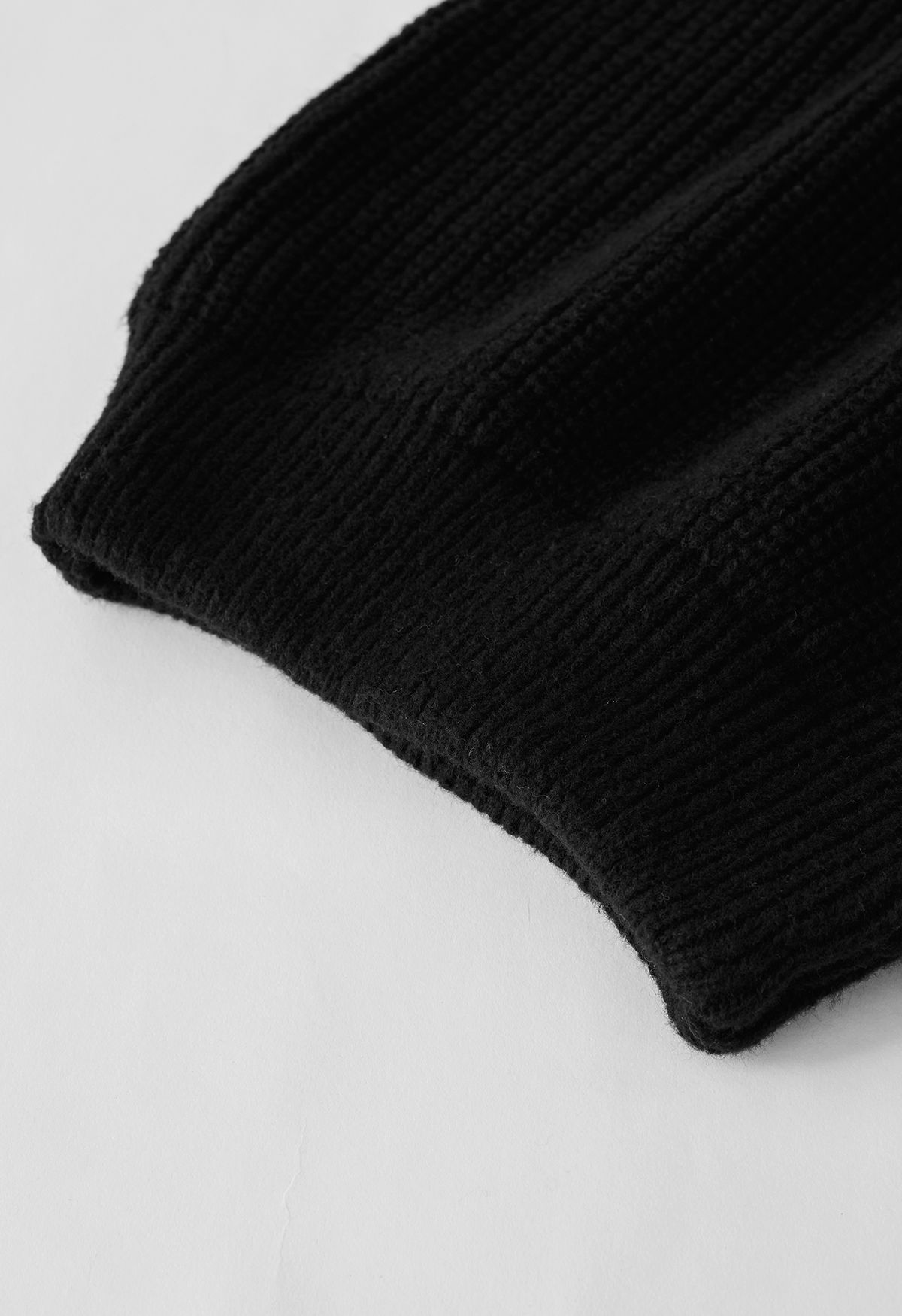 Maglione lavorato a maglia a costine con spalle piegate in nero