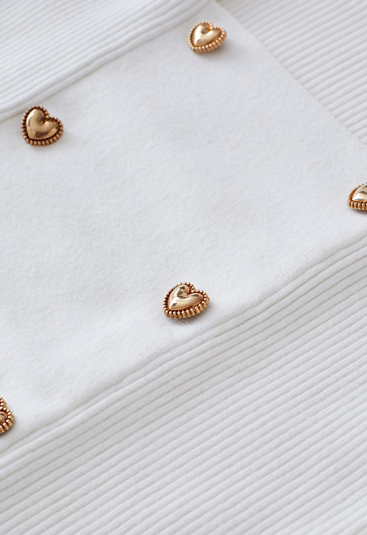 Top in maglia bianca con scollo quadrato e bottoni a forma di cuore