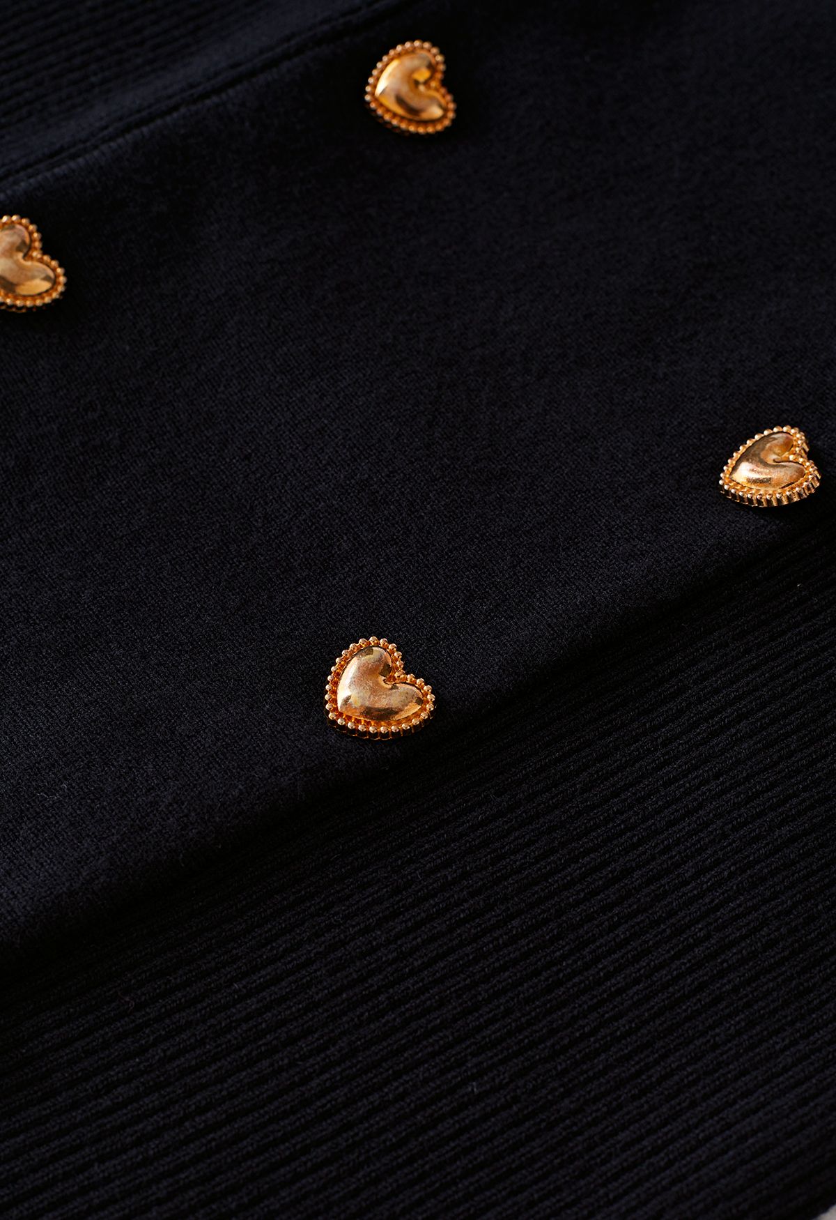 Top in maglia nera con scollo quadrato e bottoni a forma di cuore