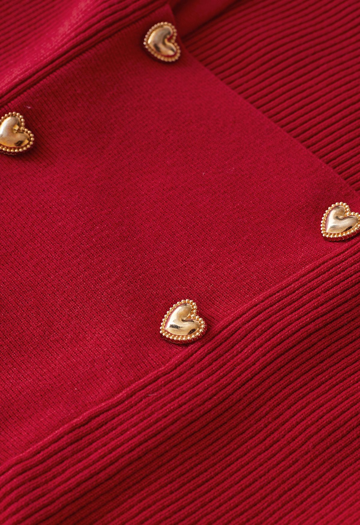 Top in maglia con scollo quadrato e bottoni a forma di cuore in rosso