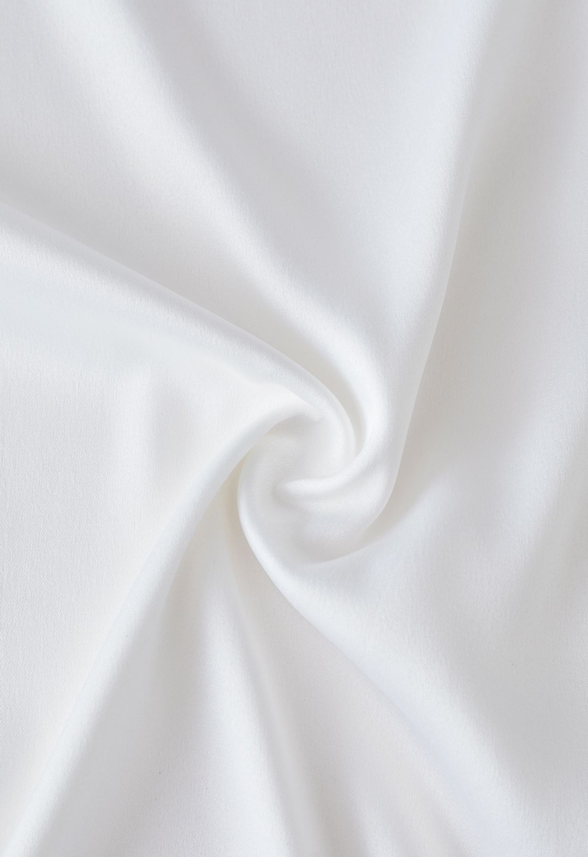 Camicia in raso con polsini con bordo in piuma bianca