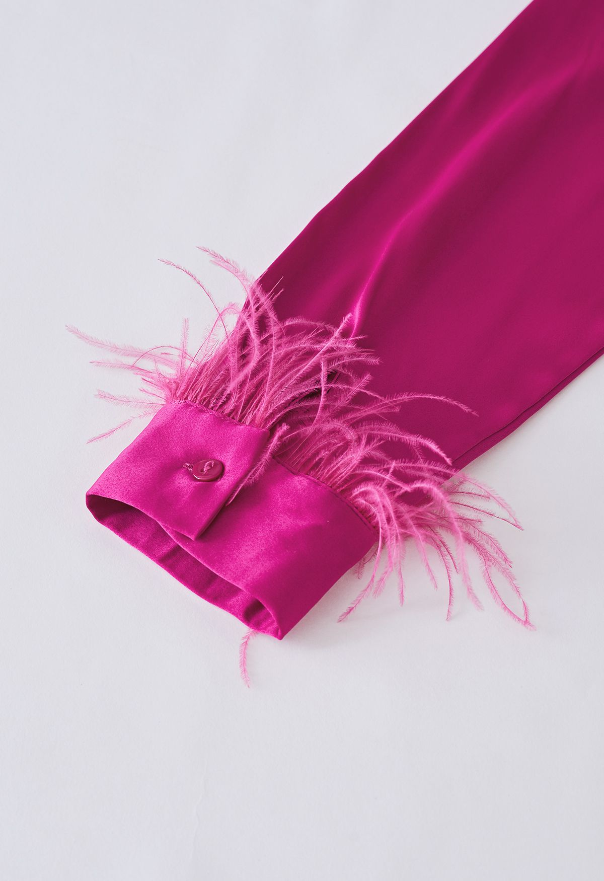 Camicia in raso con polsini con piume in rosa caldo
