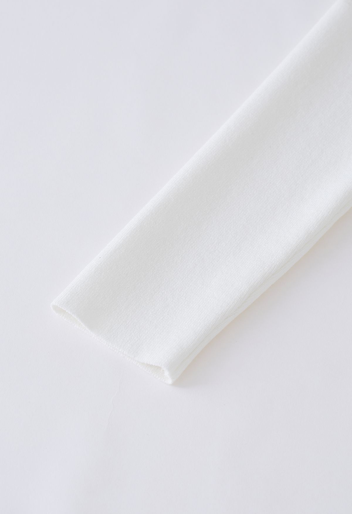 Top in maglia con ampia scollatura arruffata Sassy in bianco