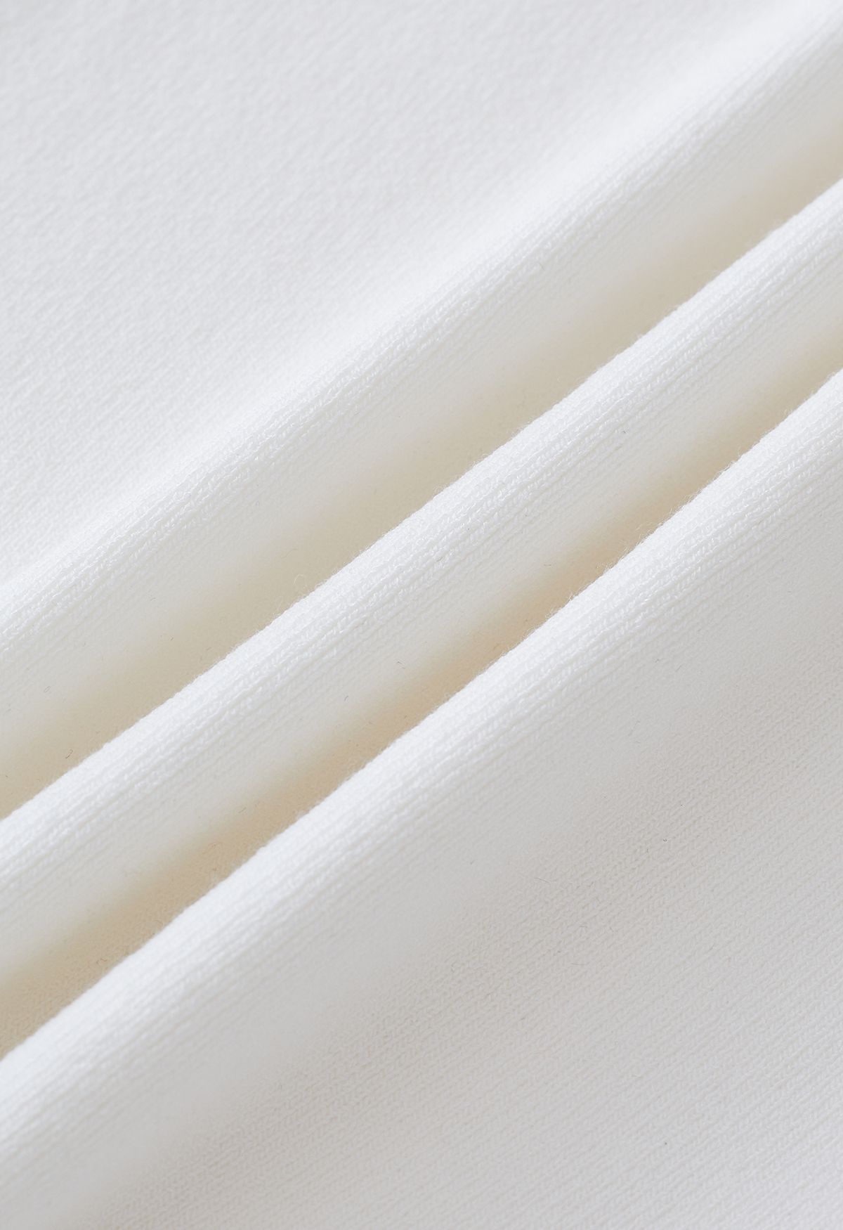 Top in maglia con ampia scollatura arruffata Sassy in bianco