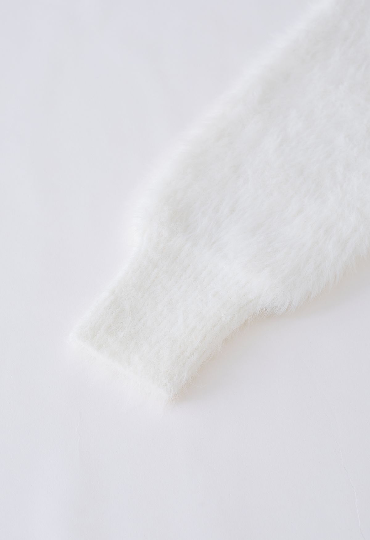 Cardigan in maglia sfocata con spilla con fiocco di diamanti in bianco