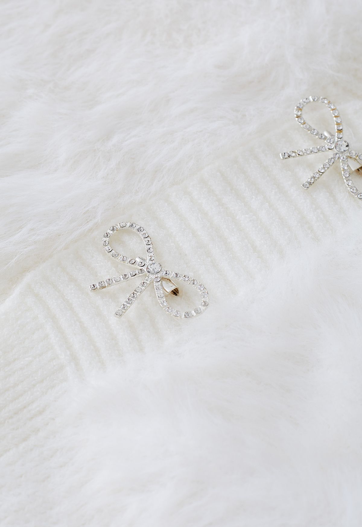Cardigan in maglia sfocata con spilla con fiocco di diamanti in bianco