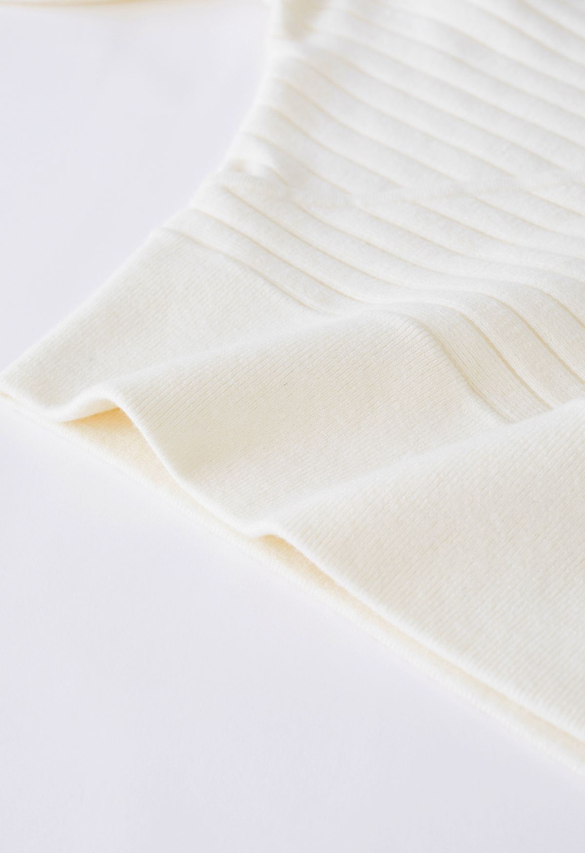 Top in maglia avvolgente con finiture a morsetto in bianco