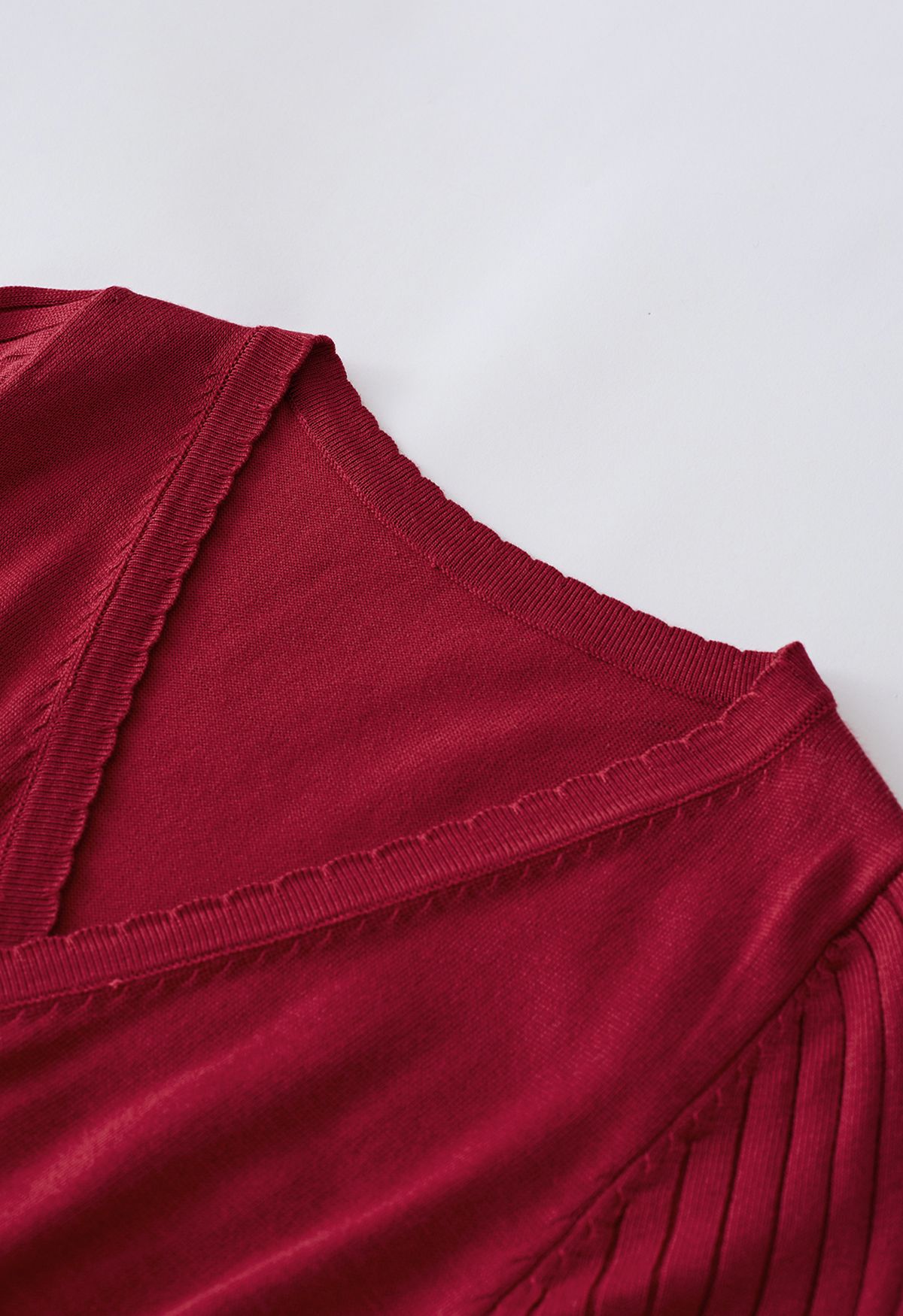 Abbraccia un abito lavorato a maglia agile in rosso
