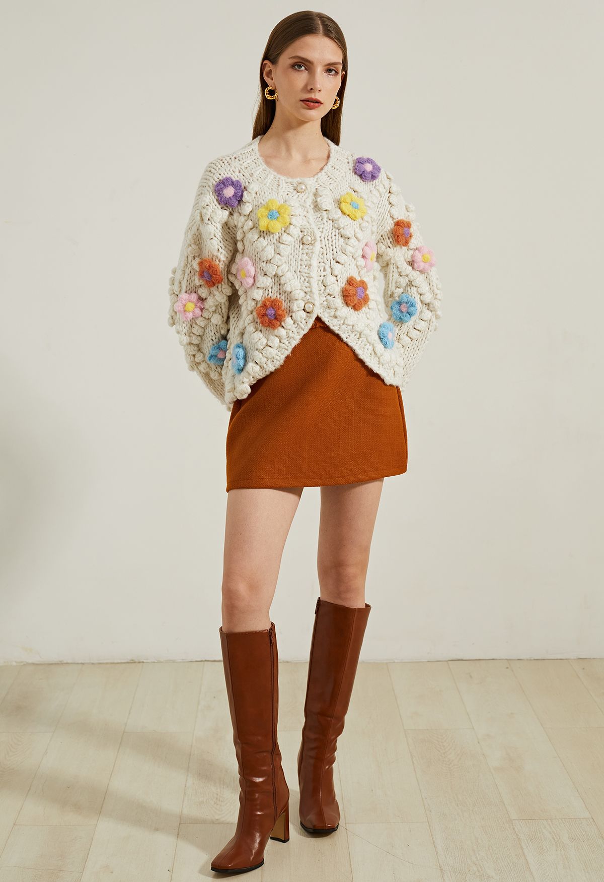 Cardigan in maglia con pompon floreale abbottonato